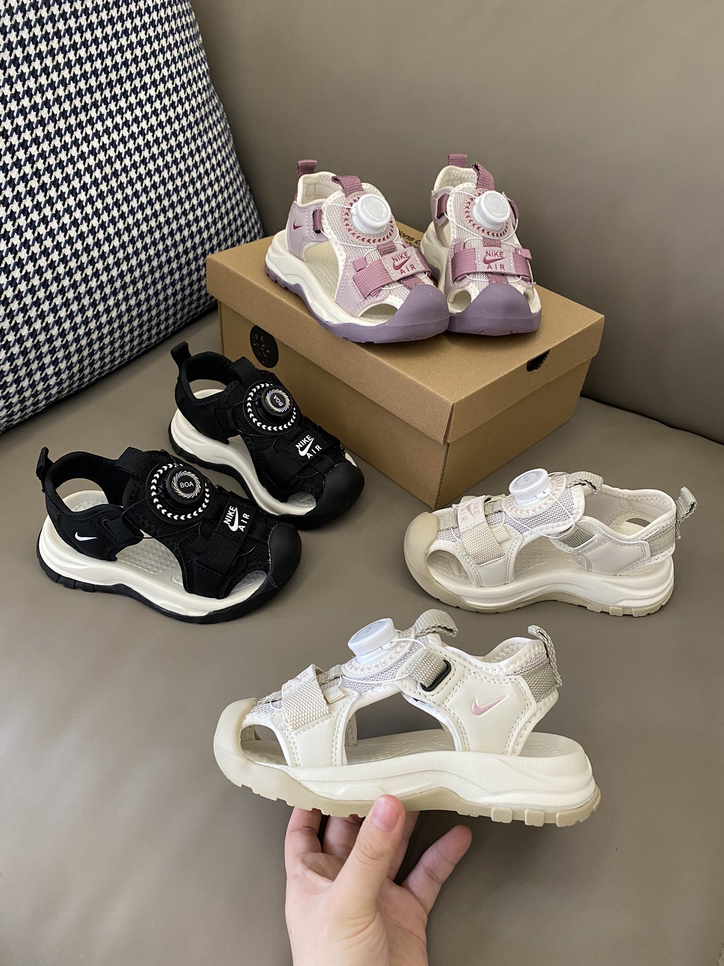 图片[8]-原图直出🌟 NK 包头旋转纽扣沙滩凉鞋，采用网布材质，具有出色的透气性和舒适性🤩旋转纽扣可以让宝贝们轻松穿上和脱下👻同时增加了鞋子的时候趣味性和时尚感😍包头设计，可以有效地保护宝贝脚趾👣避免受伤～-选品中心