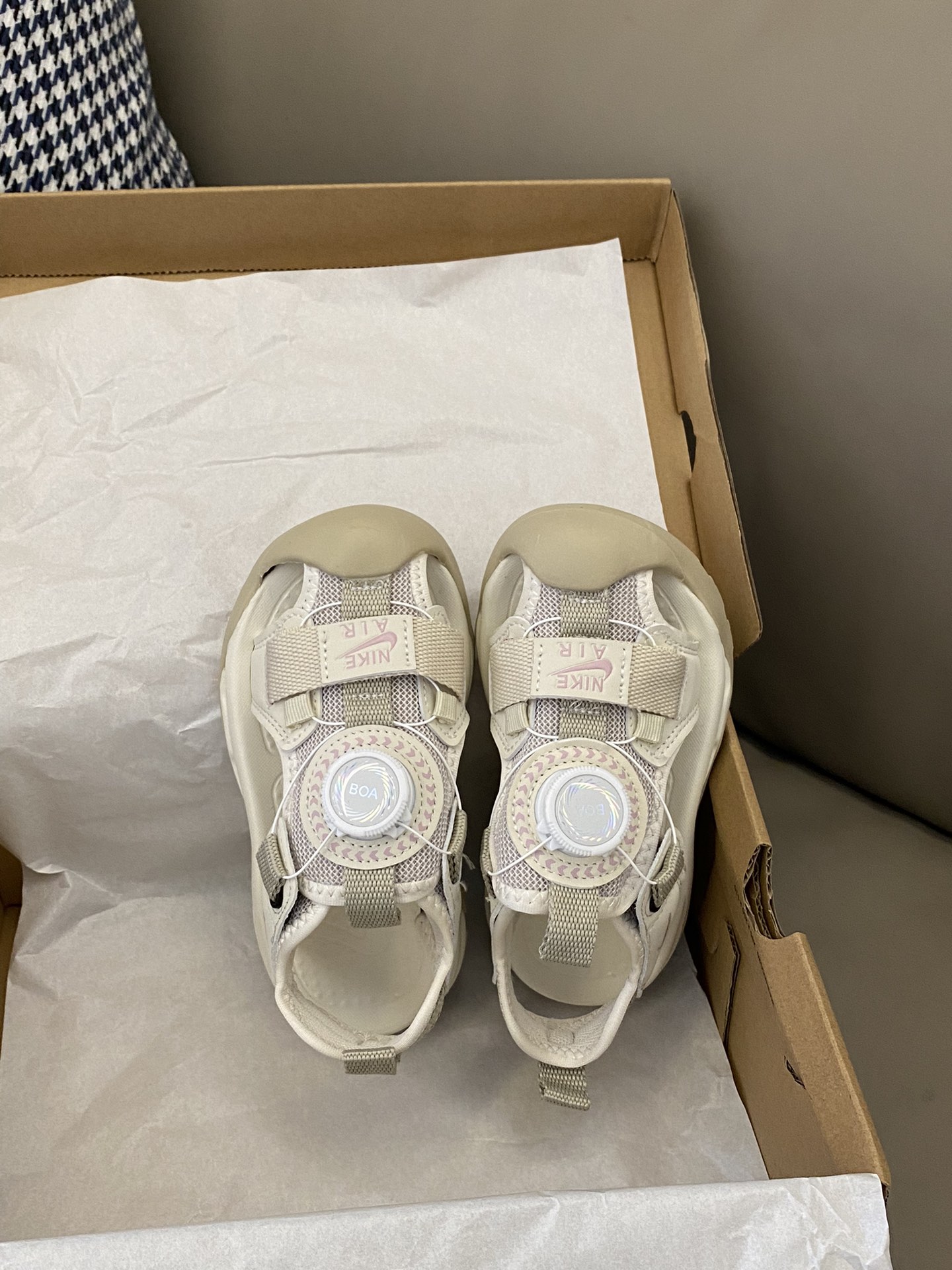 原图直出🌟 NK 包头旋转纽扣沙滩凉鞋，采用网布材质，具有出色的透气性和舒适性🤩旋转纽扣可以让宝贝们轻松穿上和脱下👻同时增加了鞋子的时候趣味性和时尚感😍包头设计，可以有效地保护宝贝脚趾👣避免受伤～-选品中心