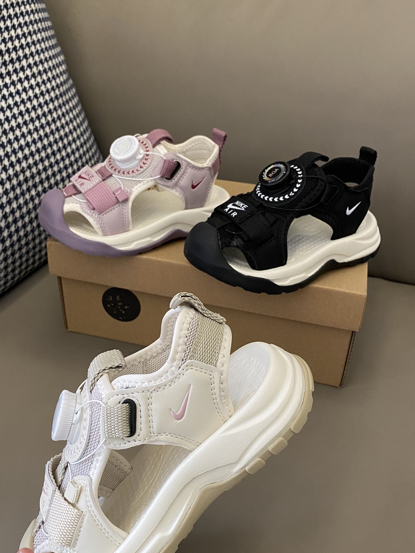 图片[3]-原图直出🌟 NK 包头旋转纽扣沙滩凉鞋，采用网布材质，具有出色的透气性和舒适性🤩旋转纽扣可以让宝贝们轻松穿上和脱下👻同时增加了鞋子的时候趣味性和时尚感😍包头设计，可以有效地保护宝贝脚趾👣避免受伤～-选品中心