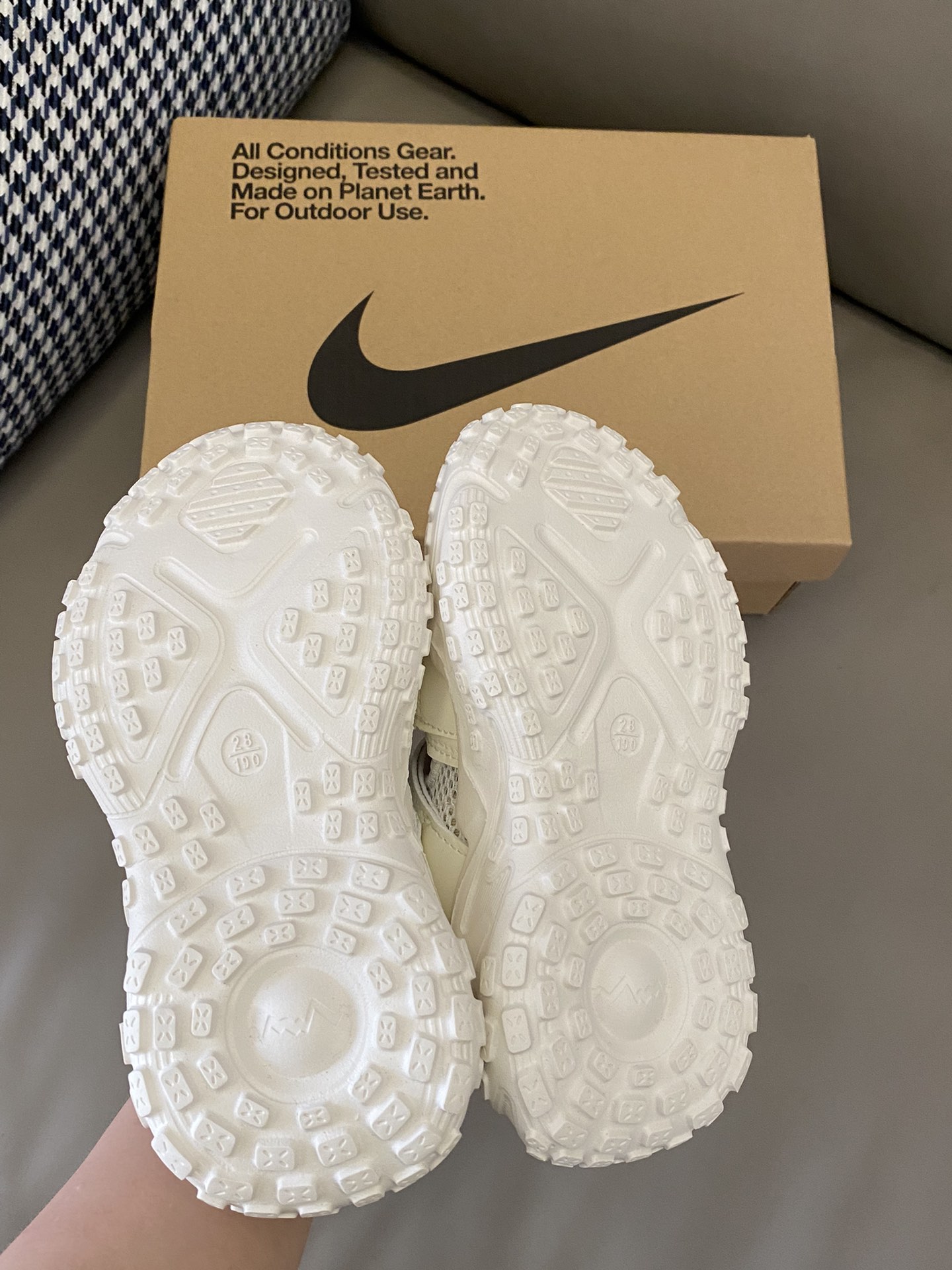 图片[9]-原图直出🌟 这款NK 包头网面魔术贴凉鞋，不仅能让宝贝们的脚丫在炎炎夏日保持干爽💫还能在奔跑时更加轻松自如🤩魔术贴设计，方便宝贝穿脱✅包头设计防撞踢，保护宝贝脚趾😍-选品中心