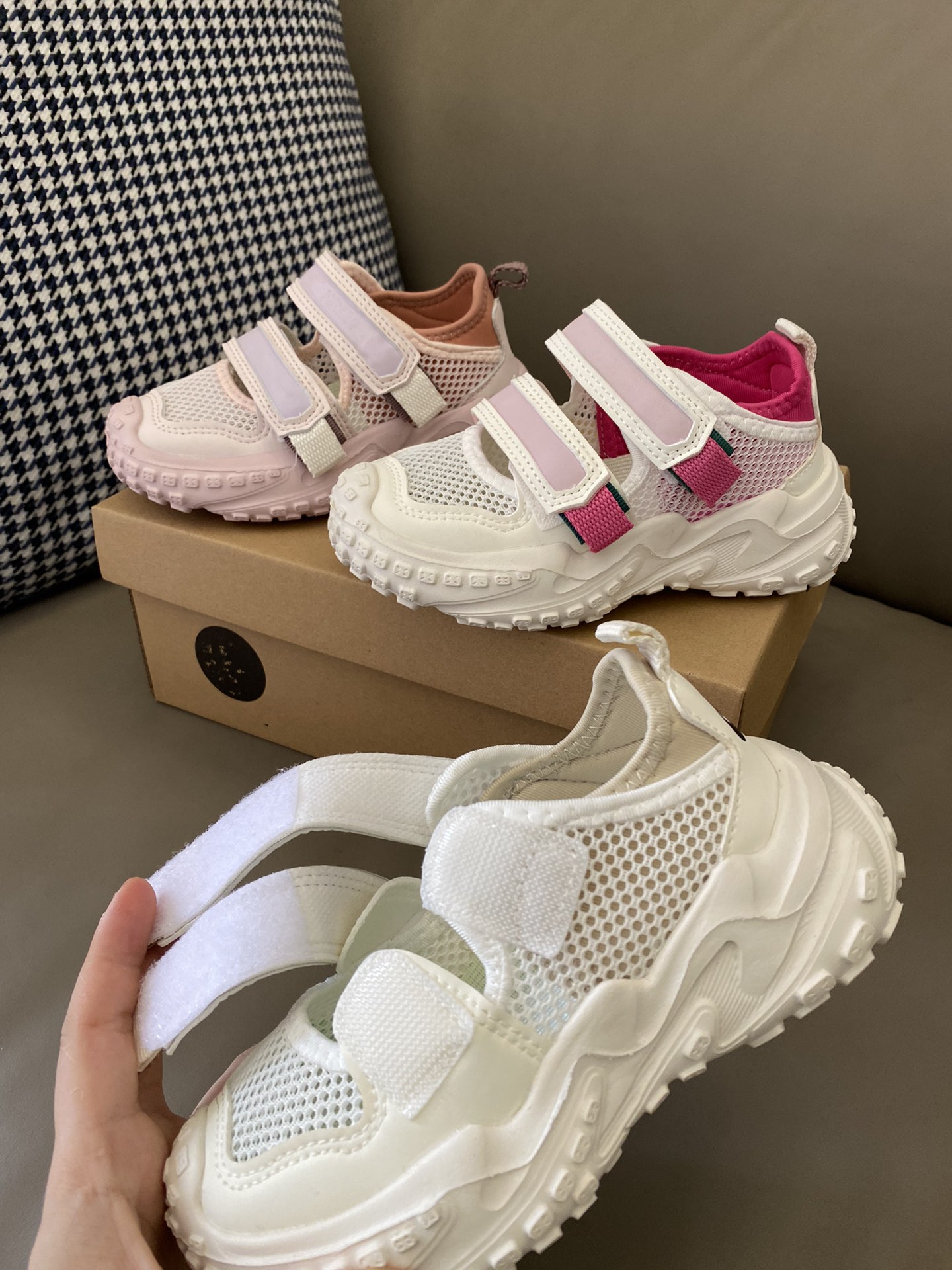 图片[3]-原图直出🌟 这款NK 包头网面魔术贴凉鞋，不仅能让宝贝们的脚丫在炎炎夏日保持干爽💫还能在奔跑时更加轻松自如🤩魔术贴设计，方便宝贝穿脱✅包头设计防撞踢，保护宝贝脚趾😍-选品中心