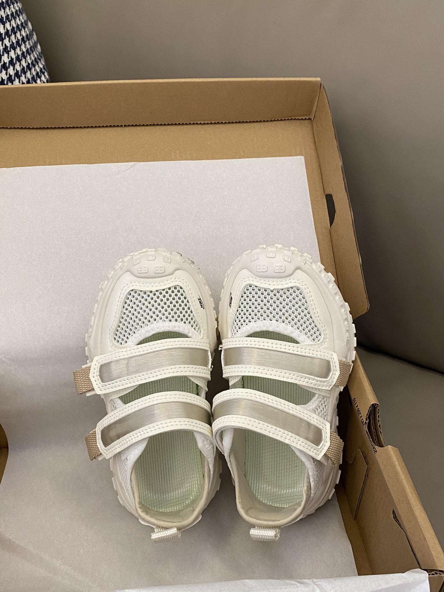 原图直出🌟 这款NK 包头网面魔术贴凉鞋，不仅能让宝贝们的脚丫在炎炎夏日保持干爽💫还能在奔跑时更加轻松自如🤩魔术贴设计，方便宝贝穿脱✅包头设计防撞踢，保护宝贝脚趾😍-选品中心