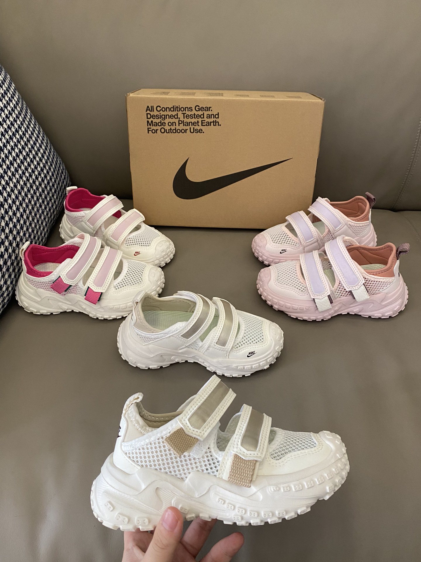 图片[2]-原图直出🌟 这款NK 包头网面魔术贴凉鞋，不仅能让宝贝们的脚丫在炎炎夏日保持干爽💫还能在奔跑时更加轻松自如🤩魔术贴设计，方便宝贝穿脱✅包头设计防撞踢，保护宝贝脚趾😍-选品中心