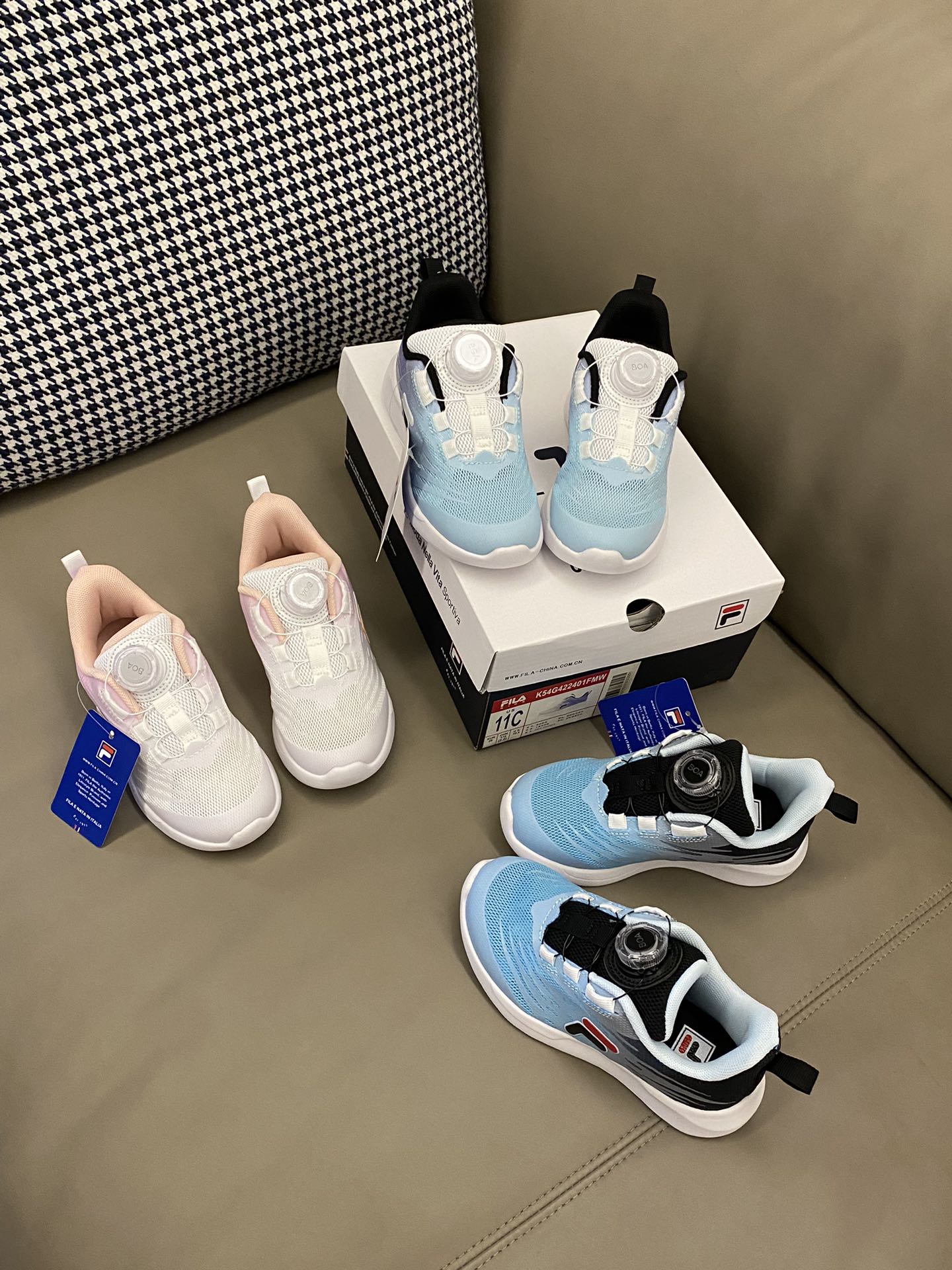 图片[2]-原图直出🌟 FILA 渐变网面旋转纽扣运动鞋👟采用旋转纽扣系统✨轻松调节鞋面贴合度💫无需传统鞋带，快速穿脱✅让运动更加自由无拘无束🤘🏻整双鞋子透气性非常好，宝贝再也不怕闷脚啦-选品中心