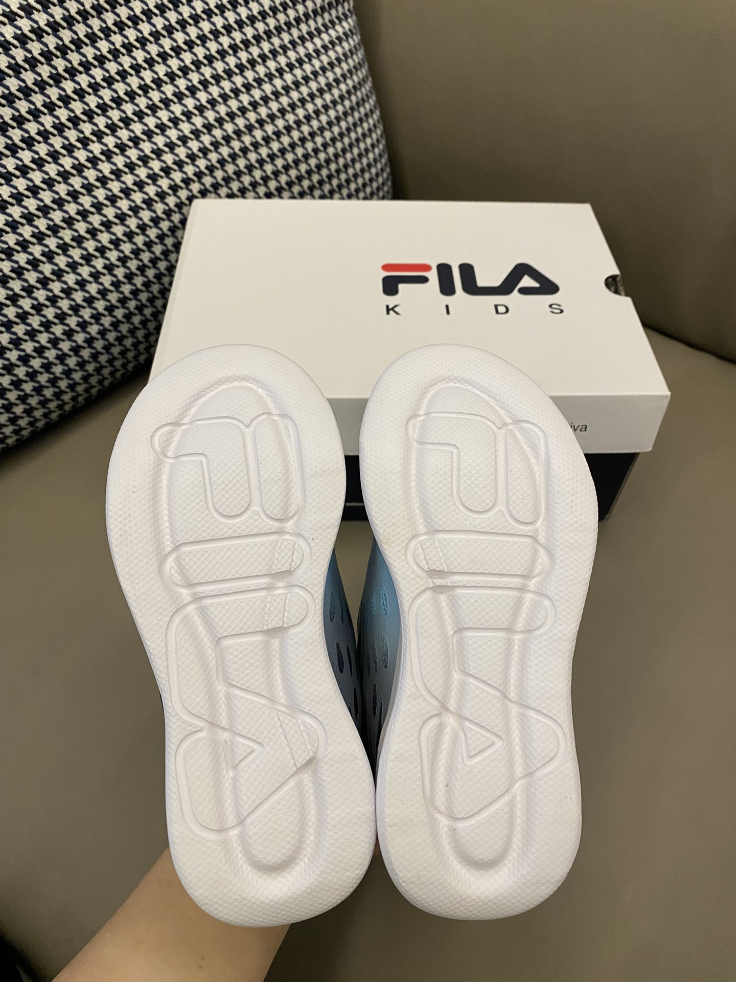 图片[9]-原图直出🌟 FILA 渐变网面旋转纽扣运动鞋👟采用旋转纽扣系统✨轻松调节鞋面贴合度💫无需传统鞋带，快速穿脱✅让运动更加自由无拘无束🤘🏻整双鞋子透气性非常好，宝贝再也不怕闷脚啦-选品中心