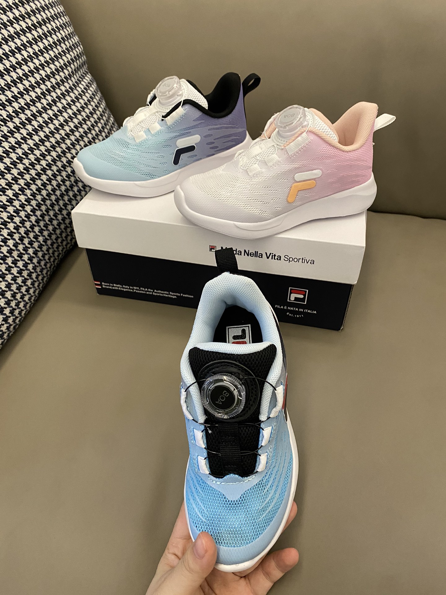 图片[8]-原图直出🌟 FILA 渐变网面旋转纽扣运动鞋👟采用旋转纽扣系统✨轻松调节鞋面贴合度💫无需传统鞋带，快速穿脱✅让运动更加自由无拘无束🤘🏻整双鞋子透气性非常好，宝贝再也不怕闷脚啦-选品中心