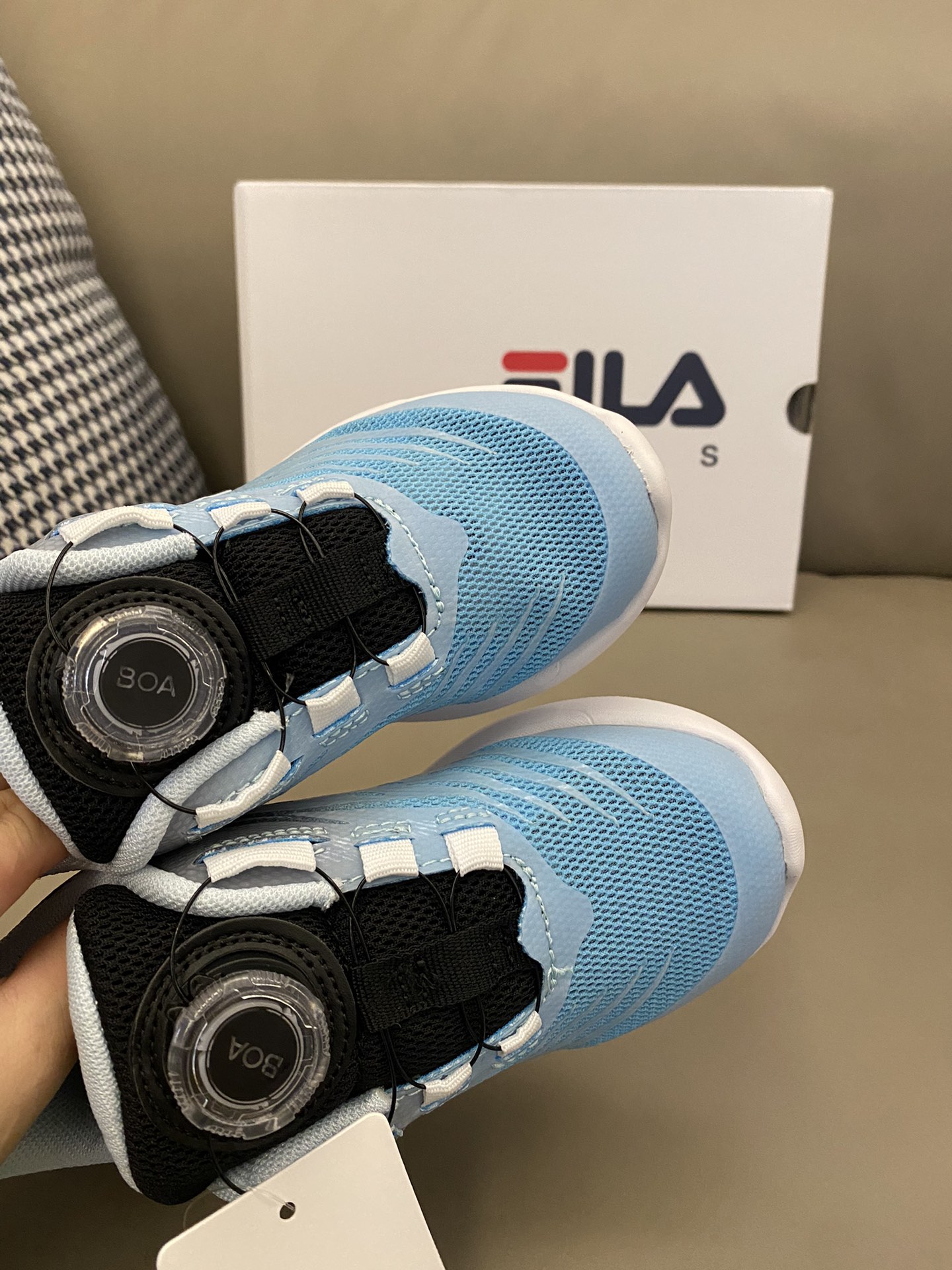 图片[7]-原图直出🌟 FILA 渐变网面旋转纽扣运动鞋👟采用旋转纽扣系统✨轻松调节鞋面贴合度💫无需传统鞋带，快速穿脱✅让运动更加自由无拘无束🤘🏻整双鞋子透气性非常好，宝贝再也不怕闷脚啦-选品中心