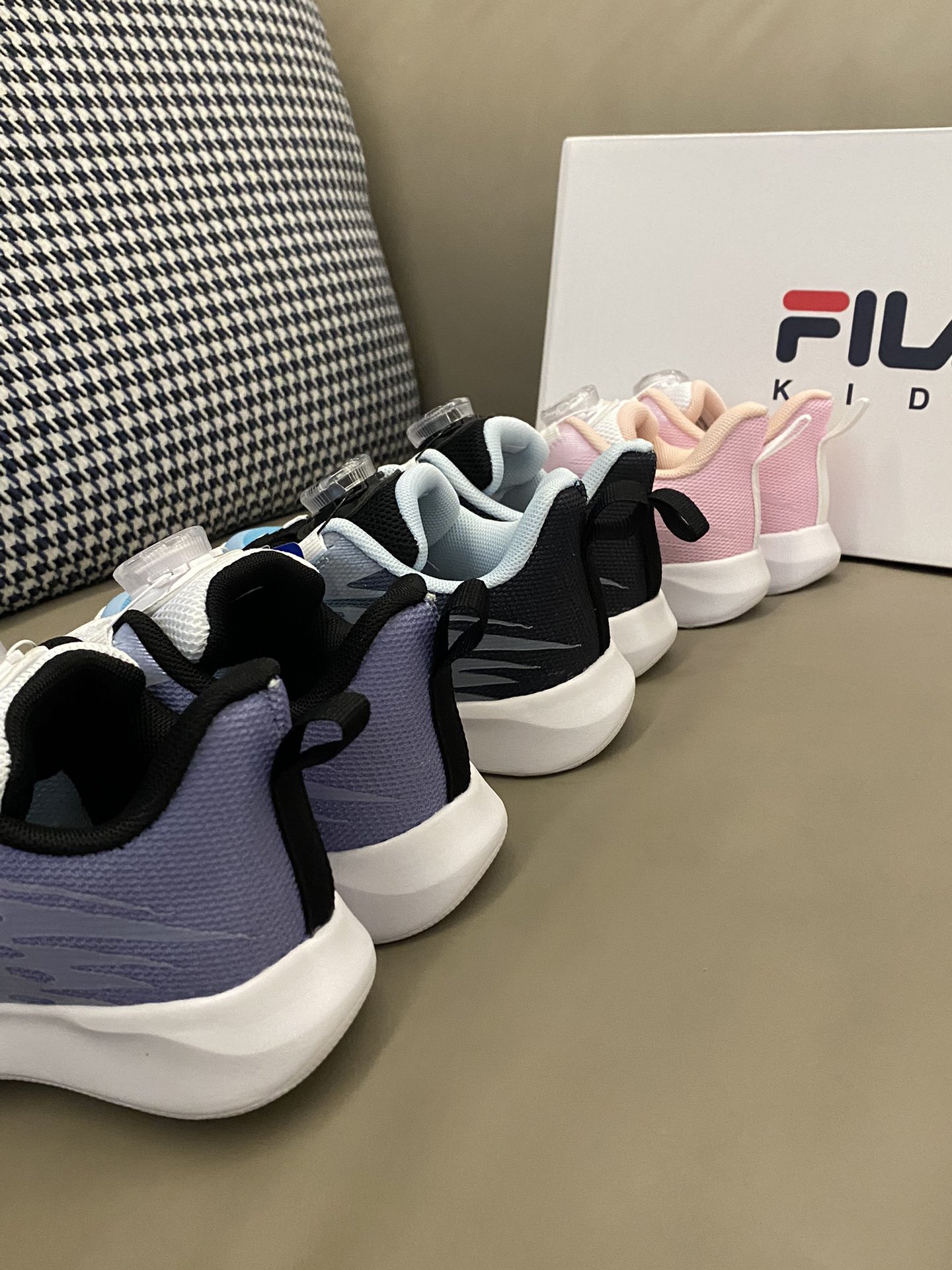 图片[4]-原图直出🌟 FILA 渐变网面旋转纽扣运动鞋👟采用旋转纽扣系统✨轻松调节鞋面贴合度💫无需传统鞋带，快速穿脱✅让运动更加自由无拘无束🤘🏻整双鞋子透气性非常好，宝贝再也不怕闷脚啦-选品中心