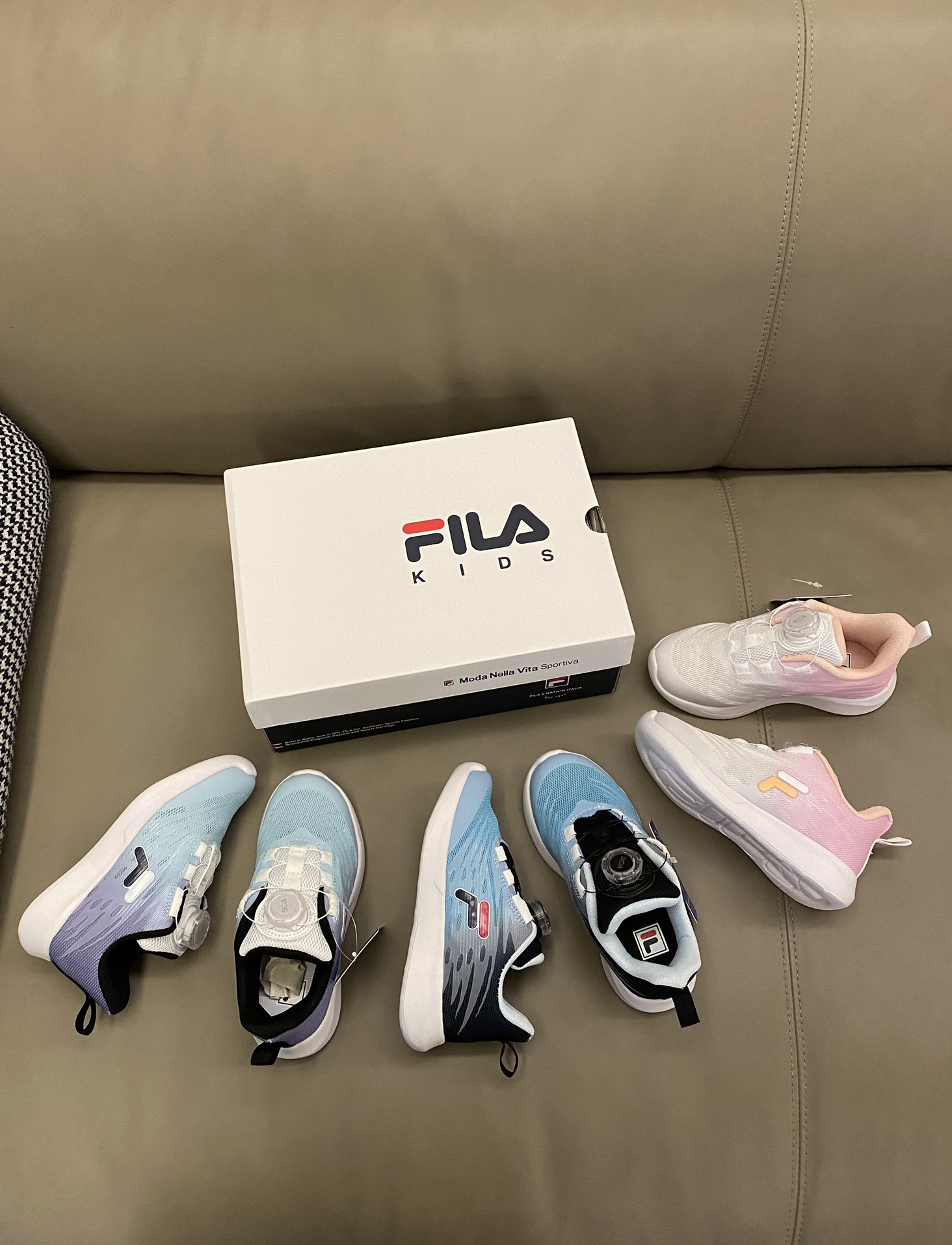 图片[5]-原图直出🌟 FILA 渐变网面旋转纽扣运动鞋👟采用旋转纽扣系统✨轻松调节鞋面贴合度💫无需传统鞋带，快速穿脱✅让运动更加自由无拘无束🤘🏻整双鞋子透气性非常好，宝贝再也不怕闷脚啦-选品中心