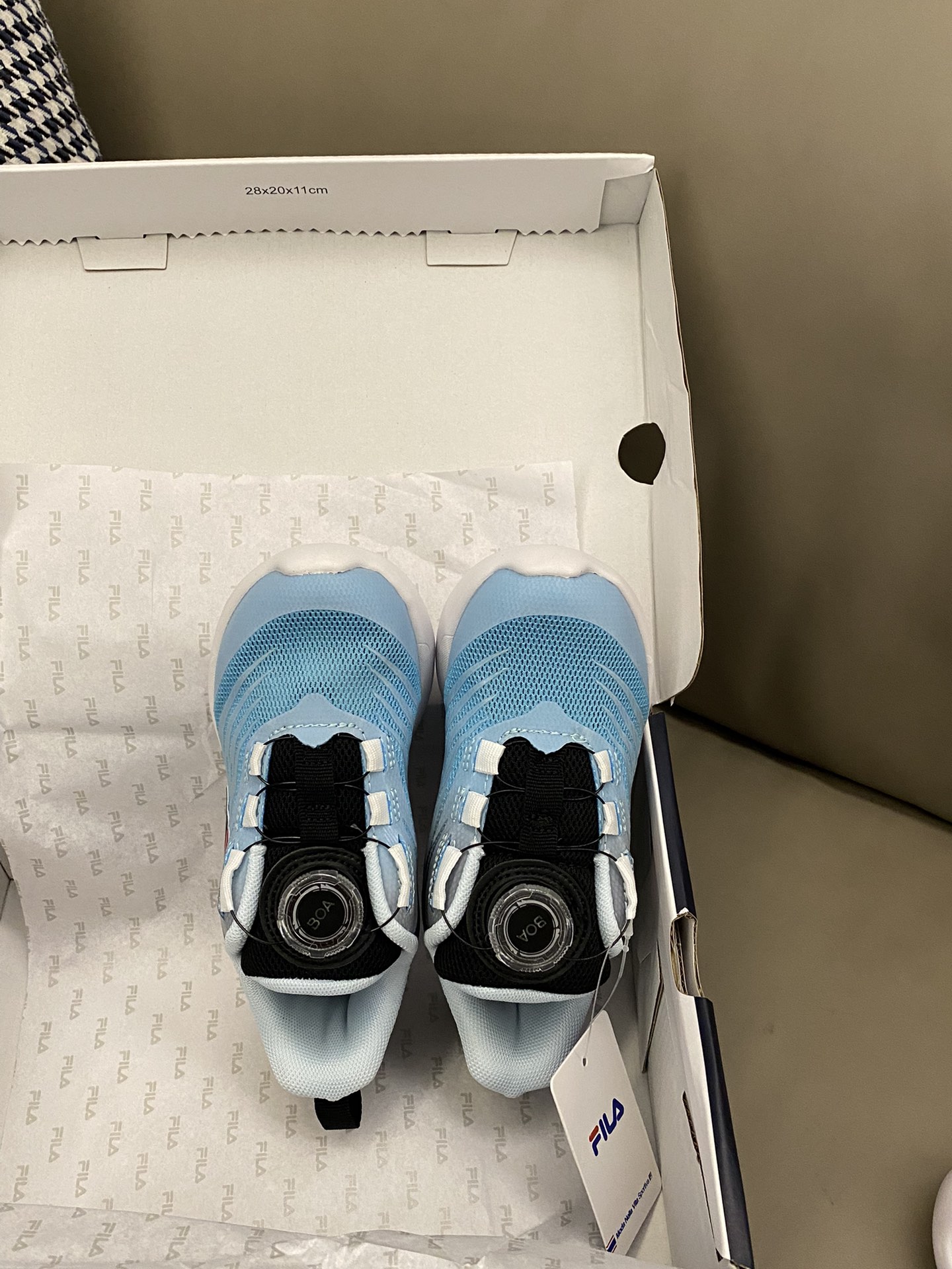 原图直出🌟 FILA 渐变网面旋转纽扣运动鞋👟采用旋转纽扣系统✨轻松调节鞋面贴合度💫无需传统鞋带，快速穿脱✅让运动更加自由无拘无束🤘🏻整双鞋子透气性非常好，宝贝再也不怕闷脚啦-选品中心