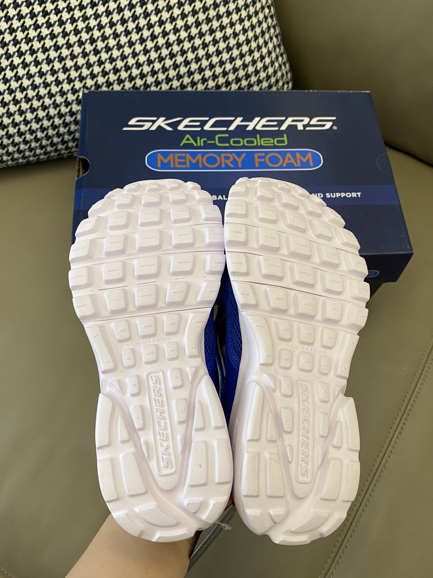 图片[9]-~ 原图直出🌟 SKEGHERS 镂空魔术贴运动凉鞋采用魔术贴设计，方便宝贝穿脱😘整个鞋子镂空网眼设计夏天穿真的更透气🤩鞋底防滑耐磨，抓地力杠杠的👏🏻不怕打滑～-选品中心