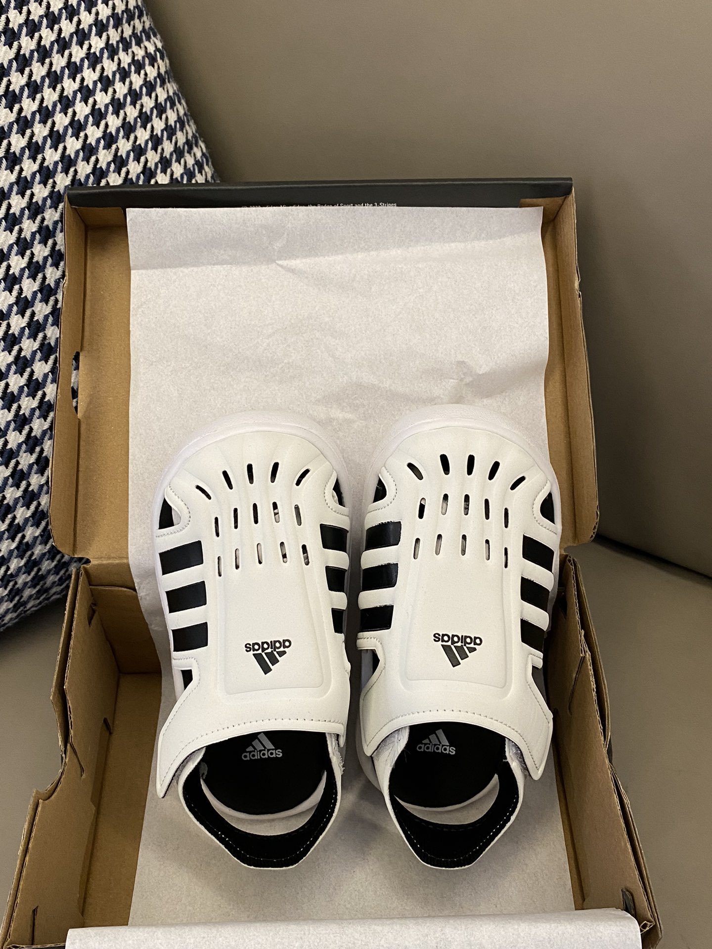 AD 小海马三代儿童凉鞋，科技束干鞋面保持足部干爽👻EVA泡棉大底柔软防滑，双侧魔术贴穿脱超方便✅夏日出游玩不可缺的的运动凉鞋😍-选品中心