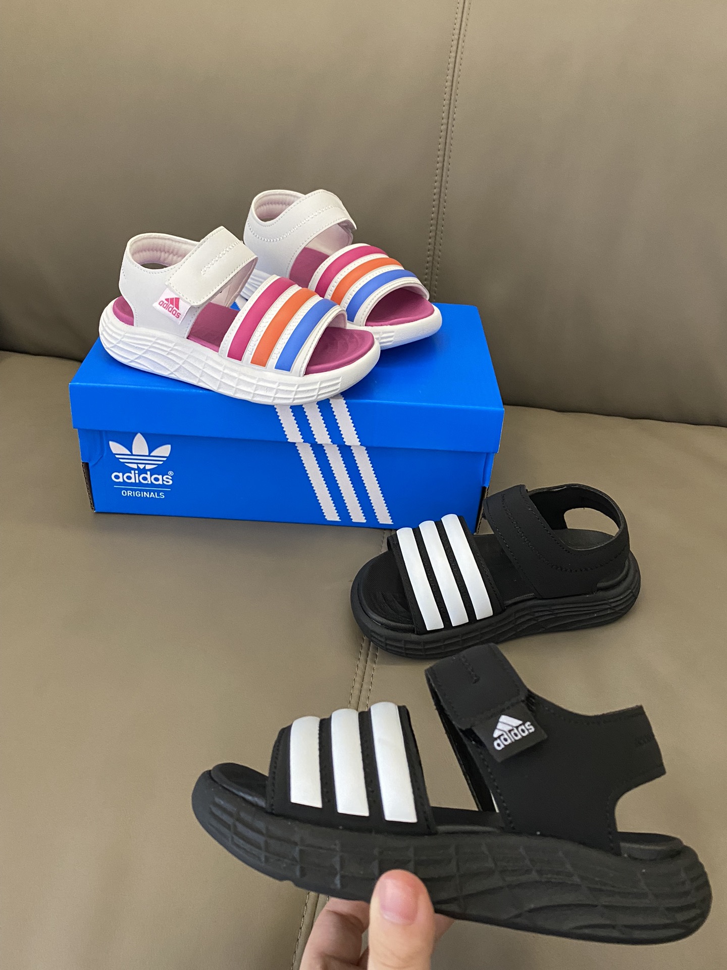 ~ 原图直出🌟 我沦陷了😍AD 露趾魔术贴运动凉鞋，鞋面采用三条杠设计，面料柔软舒适💫夏天穿着凉快不闷脚💨魔术贴设计，宝贝🉑自由穿脱😻鞋底超轻便，时尚和运动结合，百搭又舒适👻-选品中心