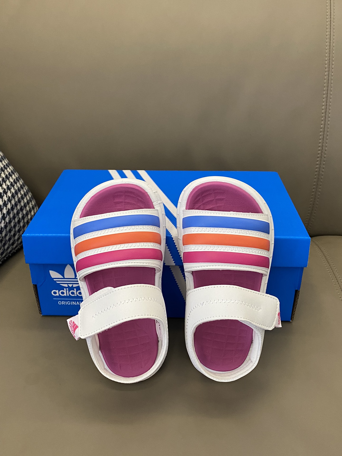 图片[3]-~ 原图直出🌟 我沦陷了😍AD 露趾魔术贴运动凉鞋，鞋面采用三条杠设计，面料柔软舒适💫夏天穿着凉快不闷脚💨魔术贴设计，宝贝🉑自由穿脱😻鞋底超轻便，时尚和运动结合，百搭又舒适👻-选品中心