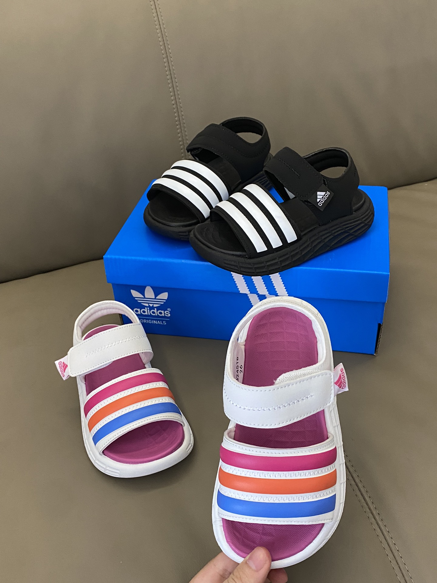 图片[2]-~ 原图直出🌟 我沦陷了😍AD 露趾魔术贴运动凉鞋，鞋面采用三条杠设计，面料柔软舒适💫夏天穿着凉快不闷脚💨魔术贴设计，宝贝🉑自由穿脱😻鞋底超轻便，时尚和运动结合，百搭又舒适👻-选品中心