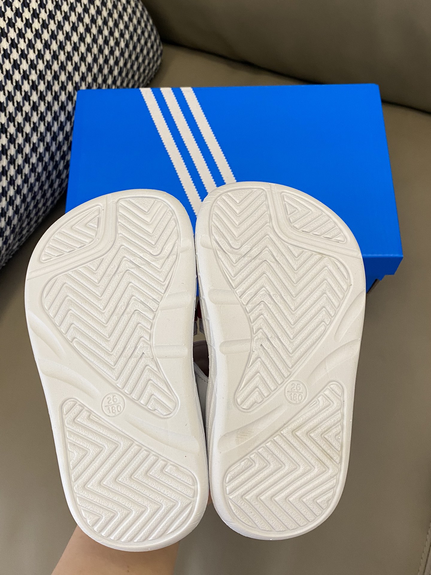 图片[9]-~ 原图直出🌟 我沦陷了😍AD 露趾魔术贴运动凉鞋，鞋面采用三条杠设计，面料柔软舒适💫夏天穿着凉快不闷脚💨魔术贴设计，宝贝🉑自由穿脱😻鞋底超轻便，时尚和运动结合，百搭又舒适👻-选品中心