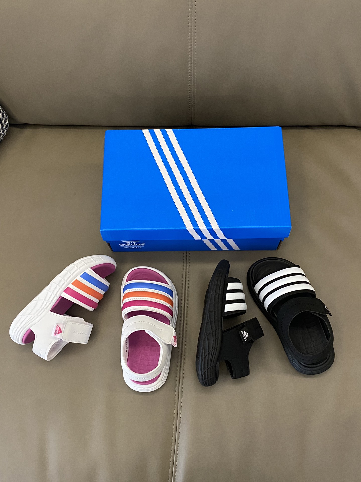 图片[5]-~ 原图直出🌟 我沦陷了😍AD 露趾魔术贴运动凉鞋，鞋面采用三条杠设计，面料柔软舒适💫夏天穿着凉快不闷脚💨魔术贴设计，宝贝🉑自由穿脱😻鞋底超轻便，时尚和运动结合，百搭又舒适👻-选品中心