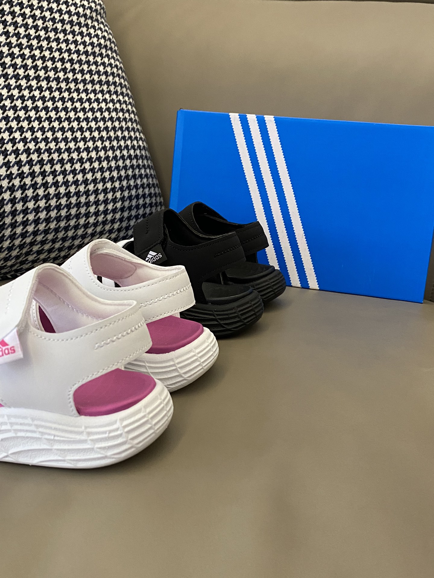 图片[4]-~ 原图直出🌟 我沦陷了😍AD 露趾魔术贴运动凉鞋，鞋面采用三条杠设计，面料柔软舒适💫夏天穿着凉快不闷脚💨魔术贴设计，宝贝🉑自由穿脱😻鞋底超轻便，时尚和运动结合，百搭又舒适👻-选品中心