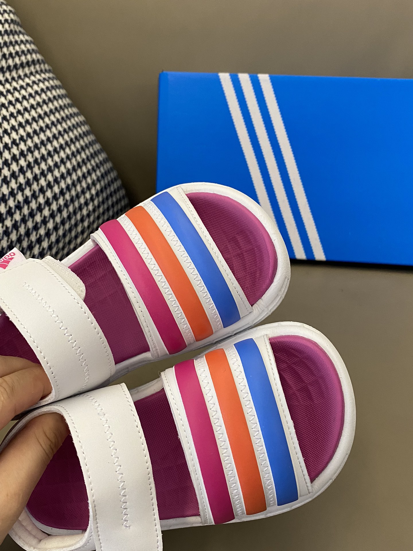 图片[7]-~ 原图直出🌟 我沦陷了😍AD 露趾魔术贴运动凉鞋，鞋面采用三条杠设计，面料柔软舒适💫夏天穿着凉快不闷脚💨魔术贴设计，宝贝🉑自由穿脱😻鞋底超轻便，时尚和运动结合，百搭又舒适👻-选品中心