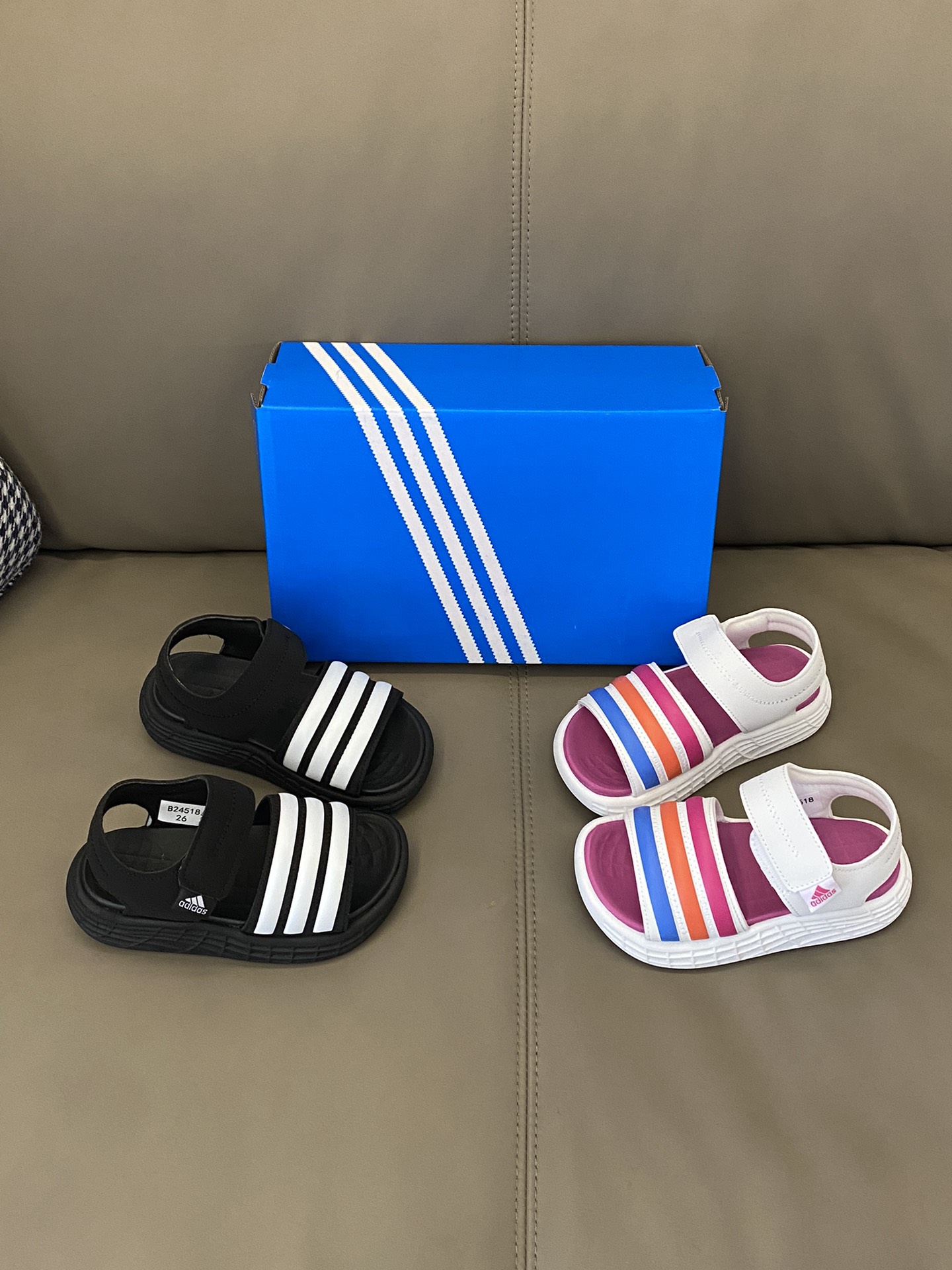 图片[6]-~ 原图直出🌟 我沦陷了😍AD 露趾魔术贴运动凉鞋，鞋面采用三条杠设计，面料柔软舒适💫夏天穿着凉快不闷脚💨魔术贴设计，宝贝🉑自由穿脱😻鞋底超轻便，时尚和运动结合，百搭又舒适👻-选品中心