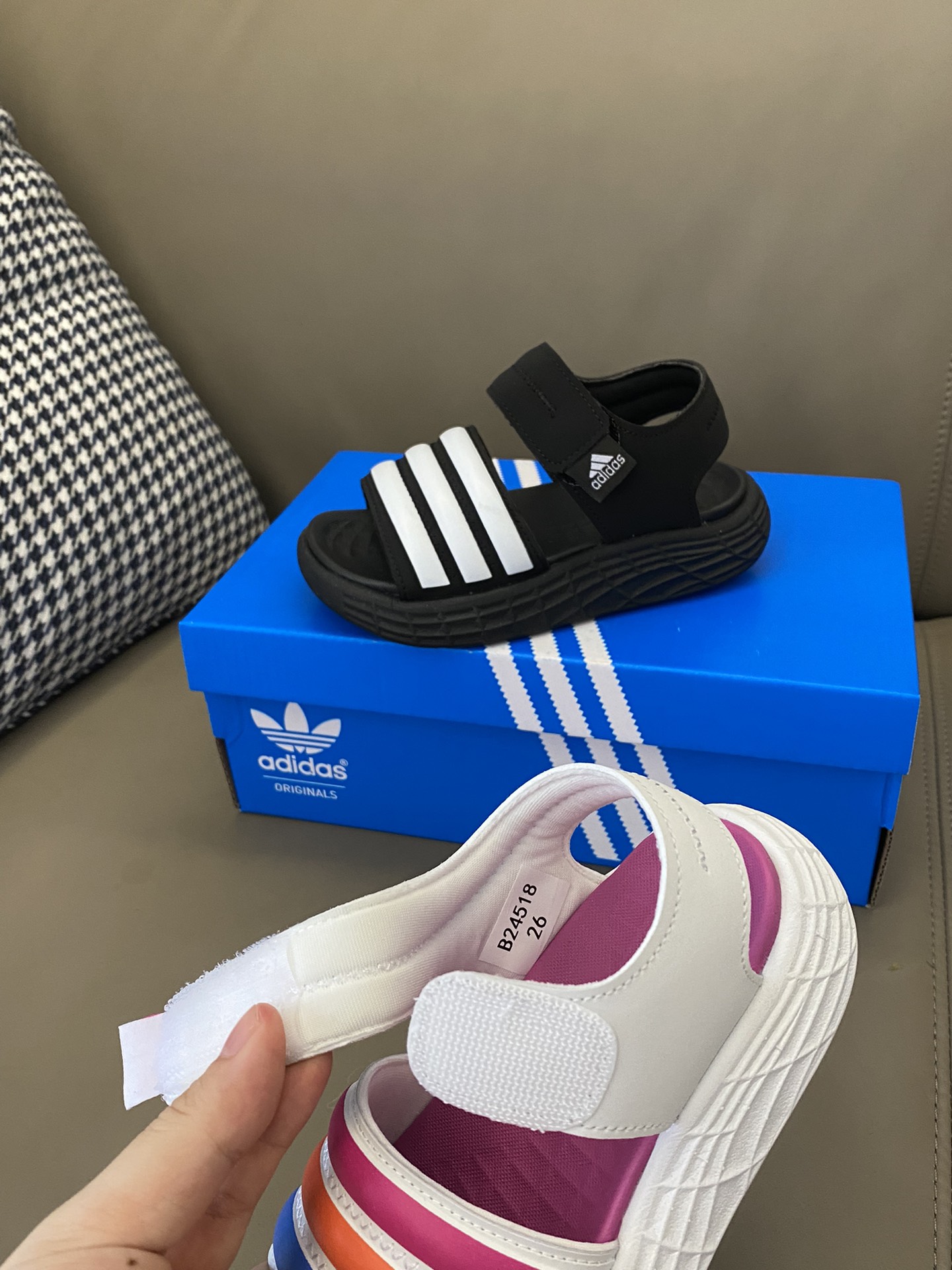 图片[8]-~ 原图直出🌟 我沦陷了😍AD 露趾魔术贴运动凉鞋，鞋面采用三条杠设计，面料柔软舒适💫夏天穿着凉快不闷脚💨魔术贴设计，宝贝🉑自由穿脱😻鞋底超轻便，时尚和运动结合，百搭又舒适👻-选品中心