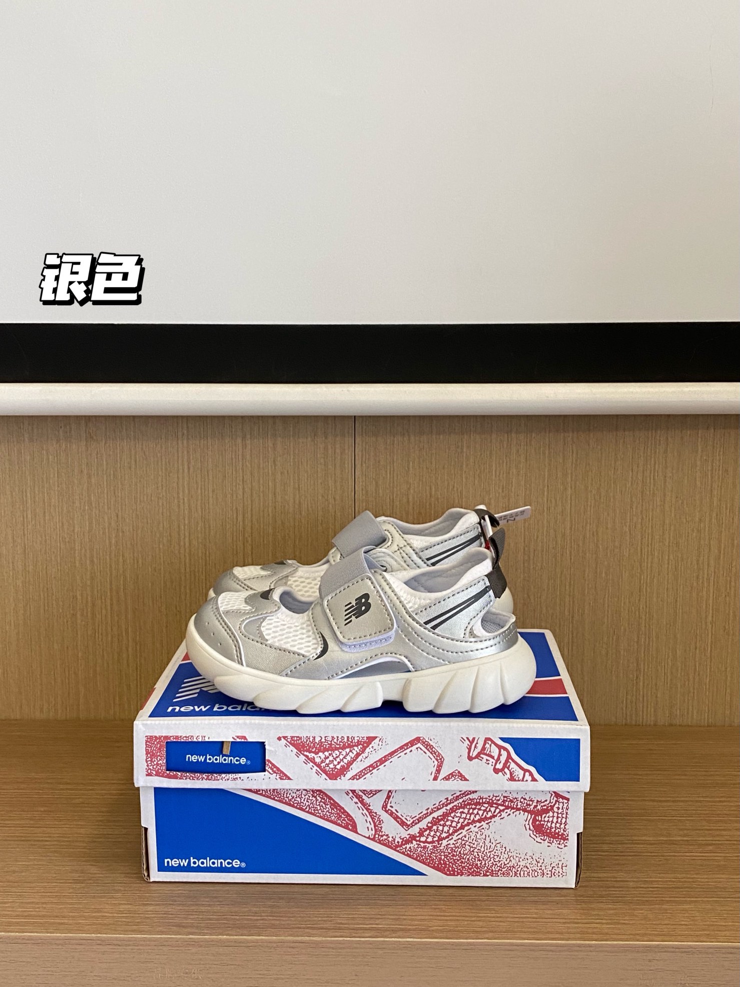 夏天必备王炸爆款🔥时髦鞋王 🇰🇷NB 920网面凉鞋！活动整个鞋子超极轻盈柔软舒适～脚背的绑带有弹力～ 可以根据脚背高低调整，对高脚背友好🤗真的太喜欢啦-选品中心