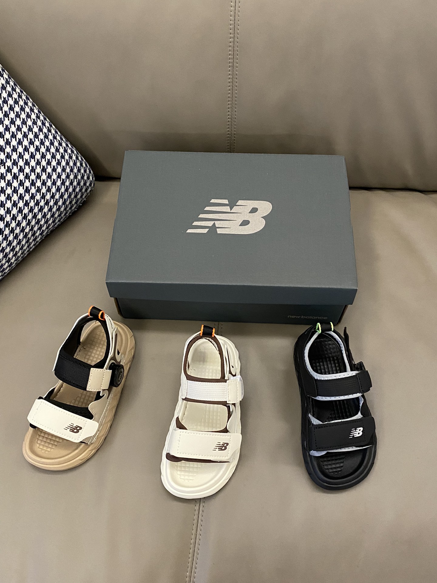 图片[5]-原图直出🌟 我沦陷了被赞爆了💥💥💥 软萌软萌的NB 旋转锁扣魔术贴凉鞋，鞋身也是非常圆润圆润脚趾活动超方便💕夏日出行脚感超赞🌟旋转锁扣魔术贴设计，宝贝方便穿脱✅透气性强😍-选品中心