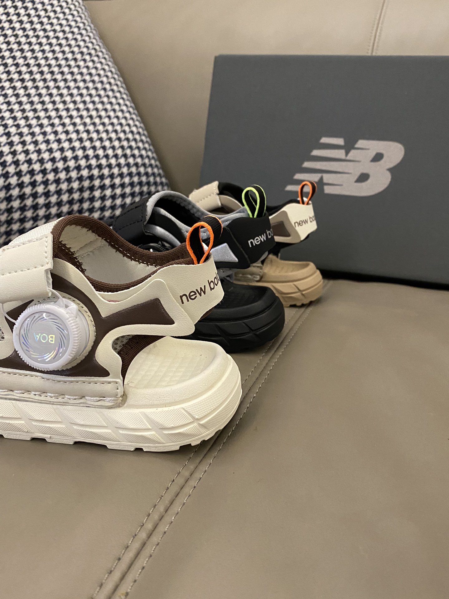 图片[4]-原图直出🌟 我沦陷了被赞爆了💥💥💥 软萌软萌的NB 旋转锁扣魔术贴凉鞋，鞋身也是非常圆润圆润脚趾活动超方便💕夏日出行脚感超赞🌟旋转锁扣魔术贴设计，宝贝方便穿脱✅透气性强😍-选品中心