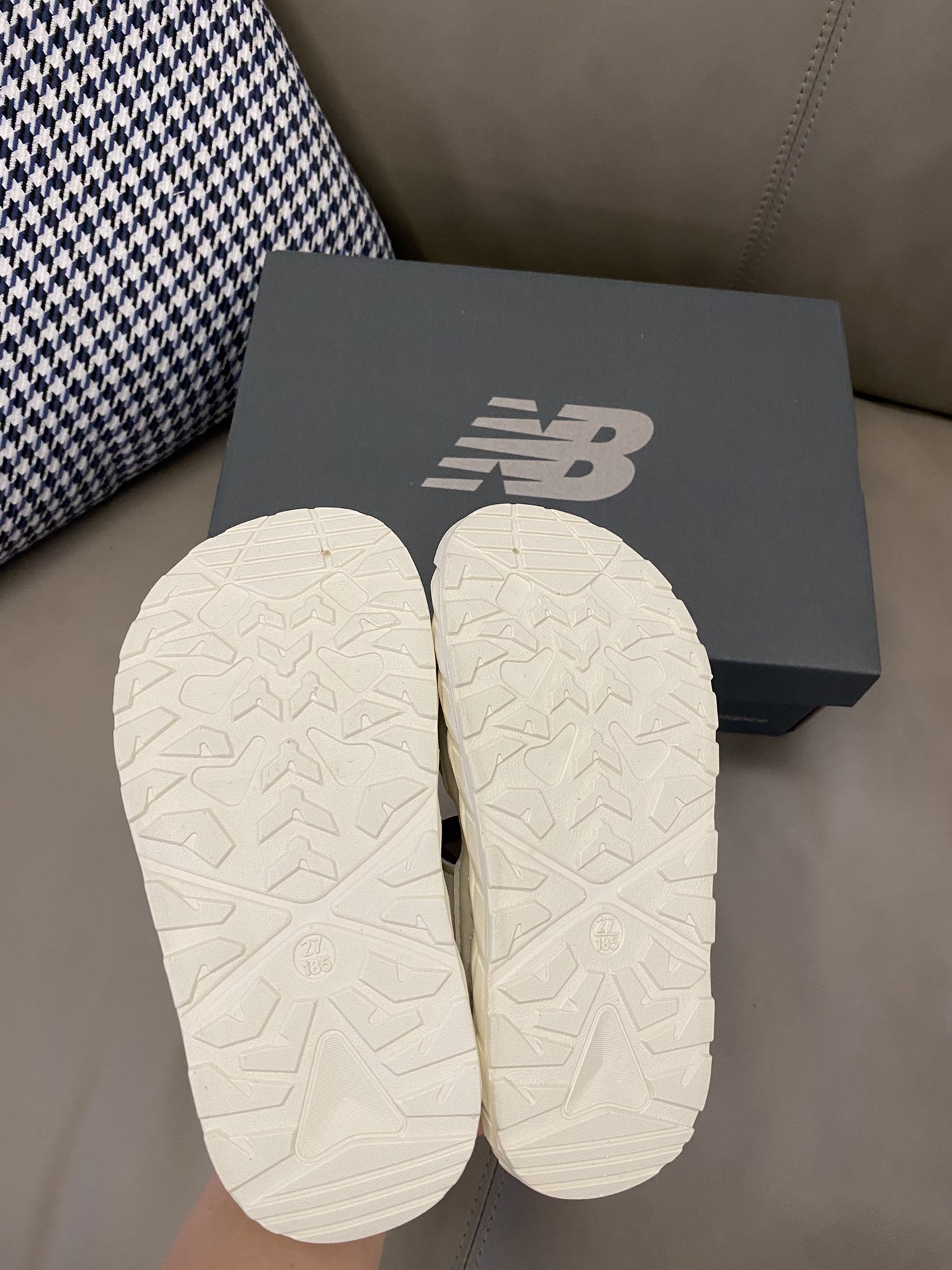 图片[9]-原图直出🌟 我沦陷了被赞爆了💥💥💥 软萌软萌的NB 旋转锁扣魔术贴凉鞋，鞋身也是非常圆润圆润脚趾活动超方便💕夏日出行脚感超赞🌟旋转锁扣魔术贴设计，宝贝方便穿脱✅透气性强😍-选品中心