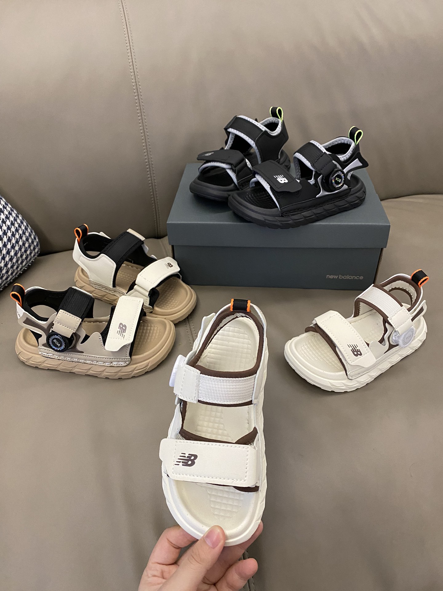 图片[2]-原图直出🌟 我沦陷了被赞爆了💥💥💥 软萌软萌的NB 旋转锁扣魔术贴凉鞋，鞋身也是非常圆润圆润脚趾活动超方便💕夏日出行脚感超赞🌟旋转锁扣魔术贴设计，宝贝方便穿脱✅透气性强😍-选品中心