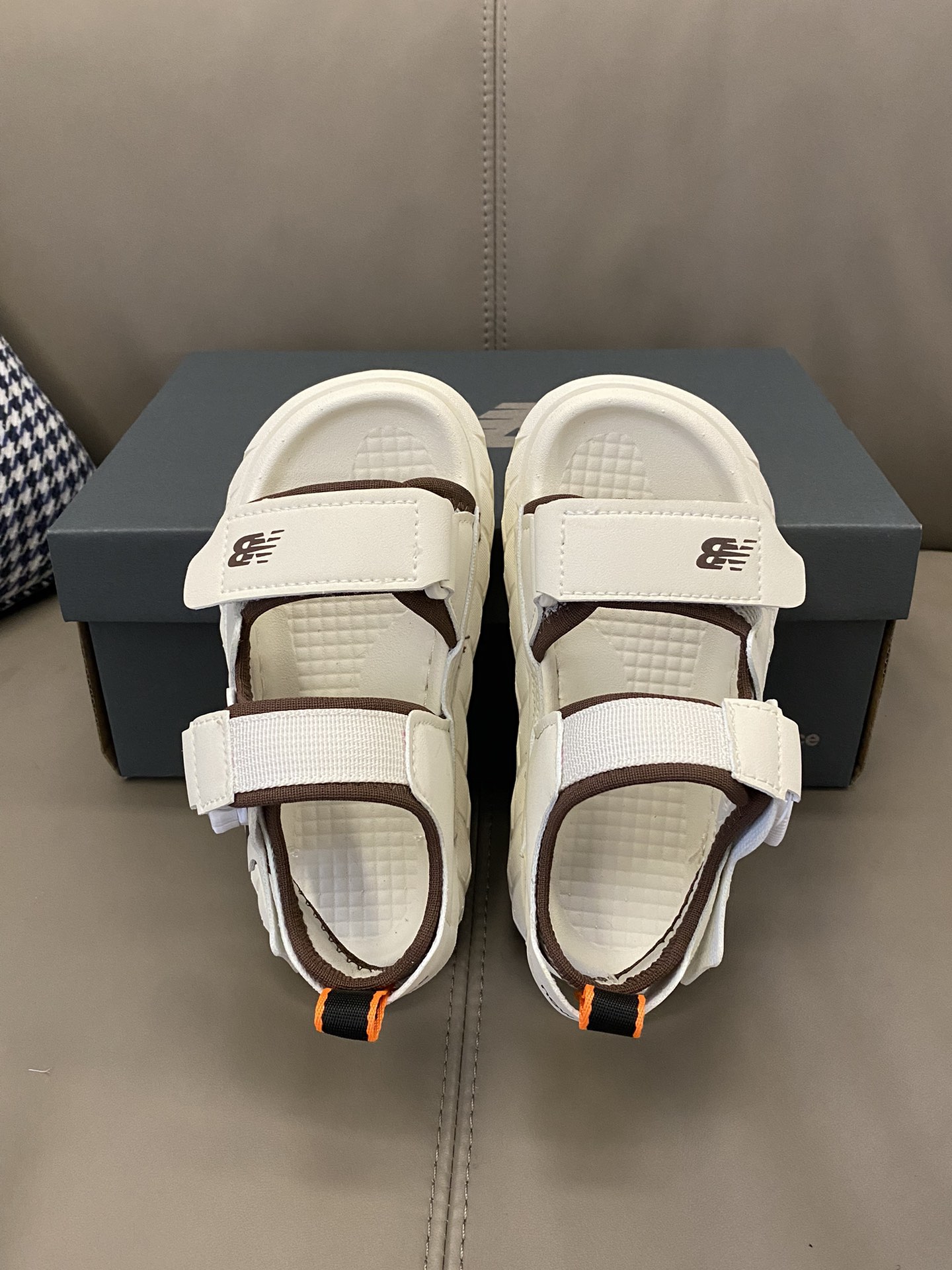 原图直出🌟 我沦陷了被赞爆了💥💥💥 软萌软萌的NB 旋转锁扣魔术贴凉鞋，鞋身也是非常圆润圆润脚趾活动超方便💕夏日出行脚感超赞🌟旋转锁扣魔术贴设计，宝贝方便穿脱✅透气性强😍-选品中心