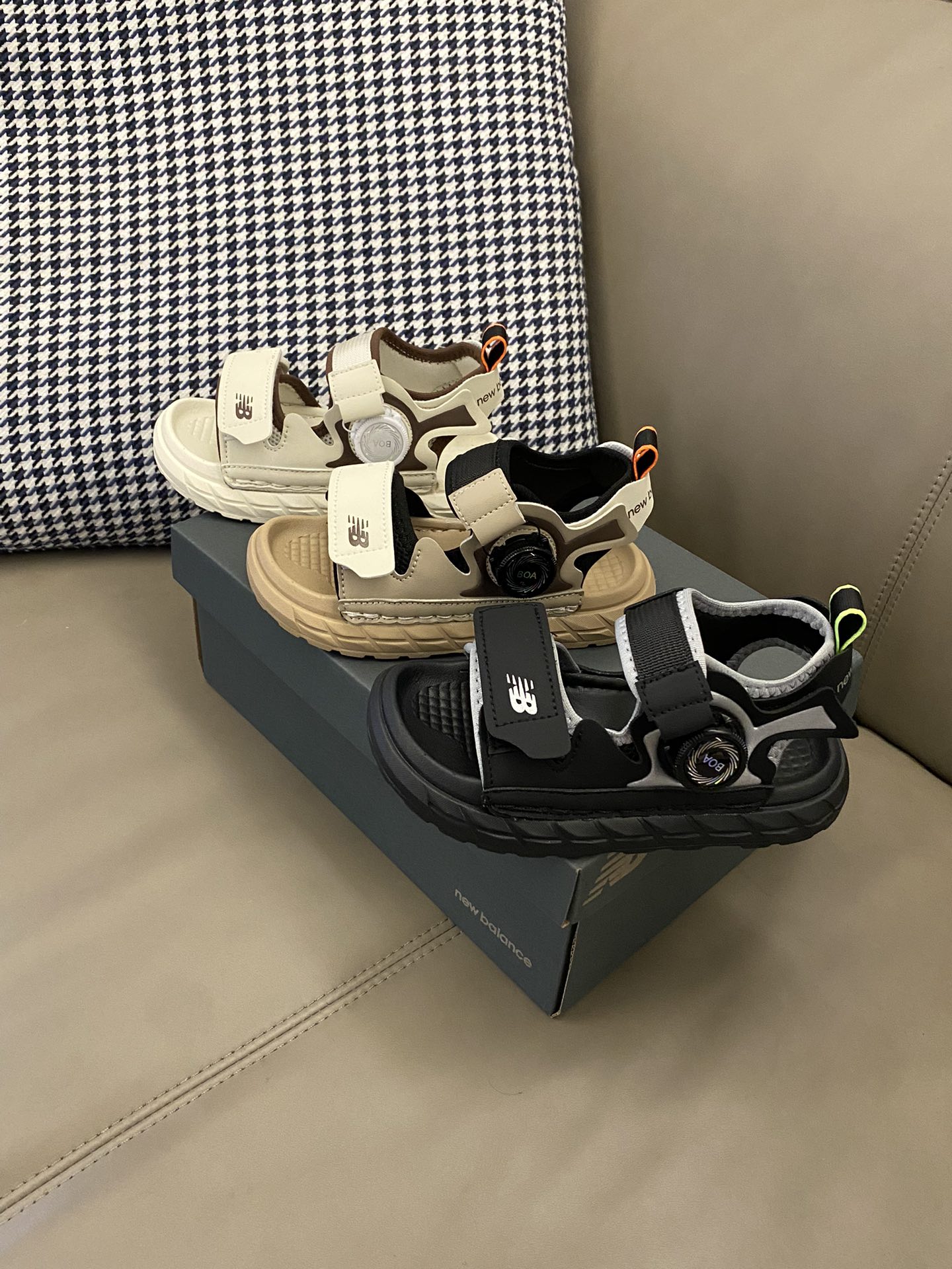 图片[6]-原图直出🌟 我沦陷了被赞爆了💥💥💥 软萌软萌的NB 旋转锁扣魔术贴凉鞋，鞋身也是非常圆润圆润脚趾活动超方便💕夏日出行脚感超赞🌟旋转锁扣魔术贴设计，宝贝方便穿脱✅透气性强😍-选品中心