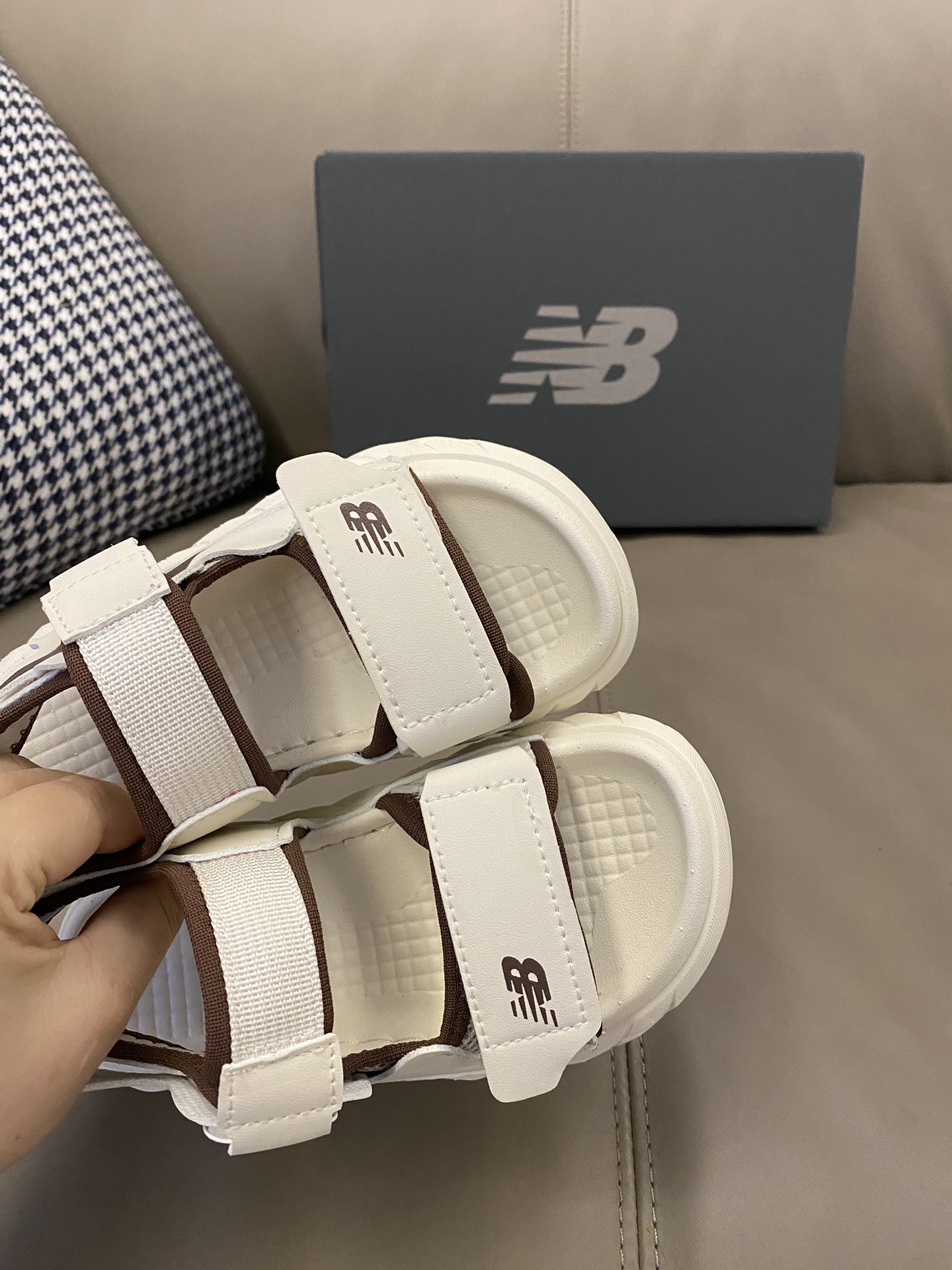 图片[7]-原图直出🌟 我沦陷了被赞爆了💥💥💥 软萌软萌的NB 旋转锁扣魔术贴凉鞋，鞋身也是非常圆润圆润脚趾活动超方便💕夏日出行脚感超赞🌟旋转锁扣魔术贴设计，宝贝方便穿脱✅透气性强😍-选品中心