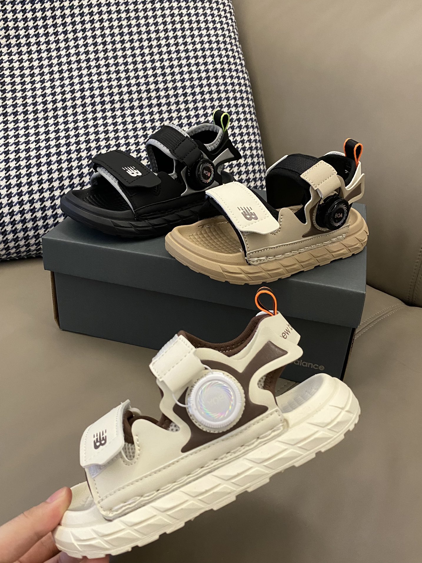 图片[3]-原图直出🌟 我沦陷了被赞爆了💥💥💥 软萌软萌的NB 旋转锁扣魔术贴凉鞋，鞋身也是非常圆润圆润脚趾活动超方便💕夏日出行脚感超赞🌟旋转锁扣魔术贴设计，宝贝方便穿脱✅透气性强😍-选品中心