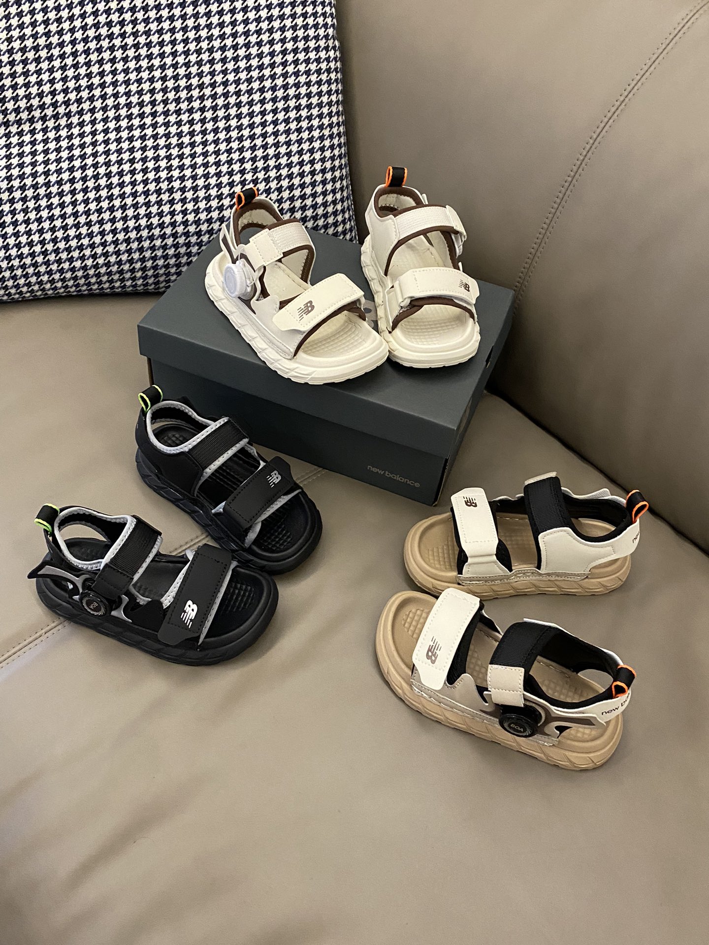 图片[8]-原图直出🌟 我沦陷了被赞爆了💥💥💥 软萌软萌的NB 旋转锁扣魔术贴凉鞋，鞋身也是非常圆润圆润脚趾活动超方便💕夏日出行脚感超赞🌟旋转锁扣魔术贴设计，宝贝方便穿脱✅透气性强😍-选品中心