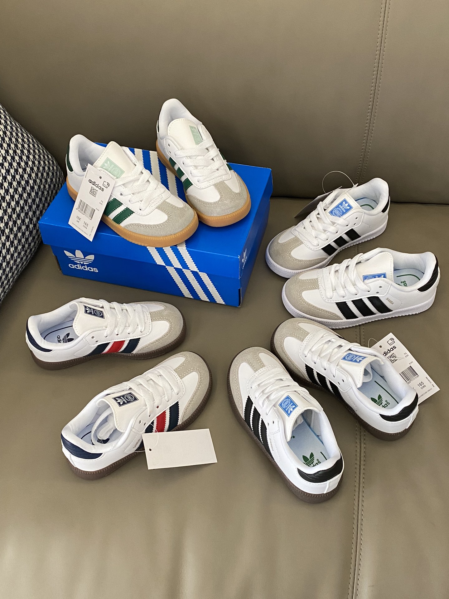 图片[2]-原图直出🌟 AD 拼色儿童德训鞋，圆头设计超级可爱☺️三条杠的标志是品牌的经典元素，它代表着品质和时尚🤩搭配上舒适的系带设计，无论宝贝是逛街还是运动👻都能轻松应对-选品中心