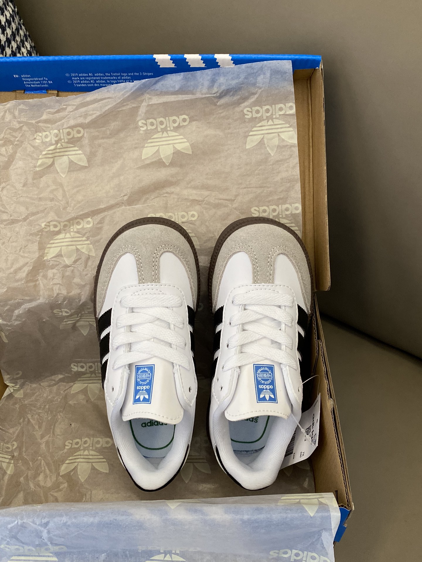 原图直出🌟 AD 拼色儿童德训鞋，圆头设计超级可爱☺️三条杠的标志是品牌的经典元素，它代表着品质和时尚🤩搭配上舒适的系带设计，无论宝贝是逛街还是运动👻都能轻松应对-选品中心