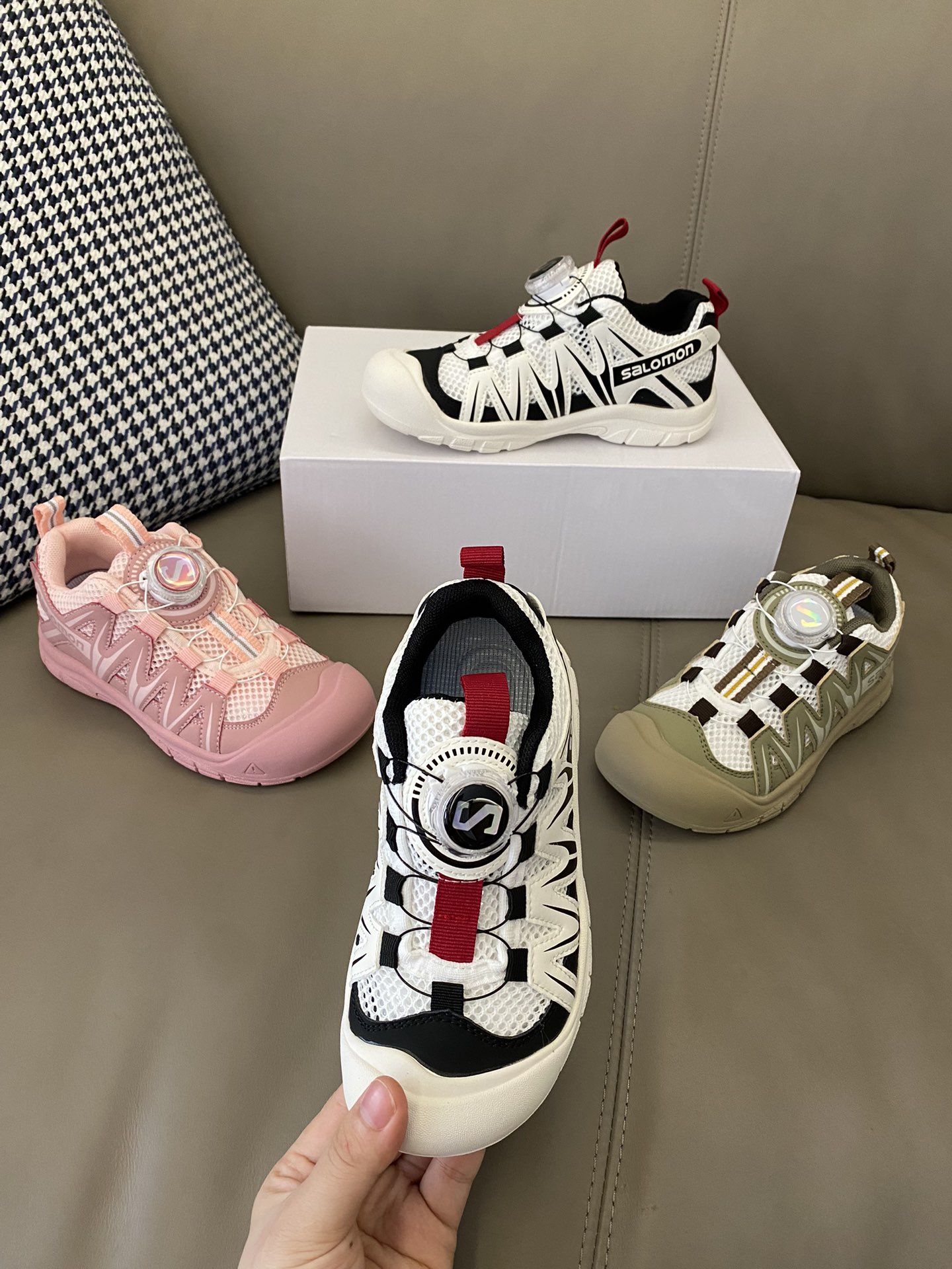图片[3]-原图直出🌟 SALOMON 3D旋转纽扣运动鞋鞋面网眼设计，清爽透气💨旋转纽扣设计，方便宝贝穿脱✅全方位贴合包裹脚型，鞋跟部鞋底牵引设计，提供强大的抓地力性能🌟-选品中心