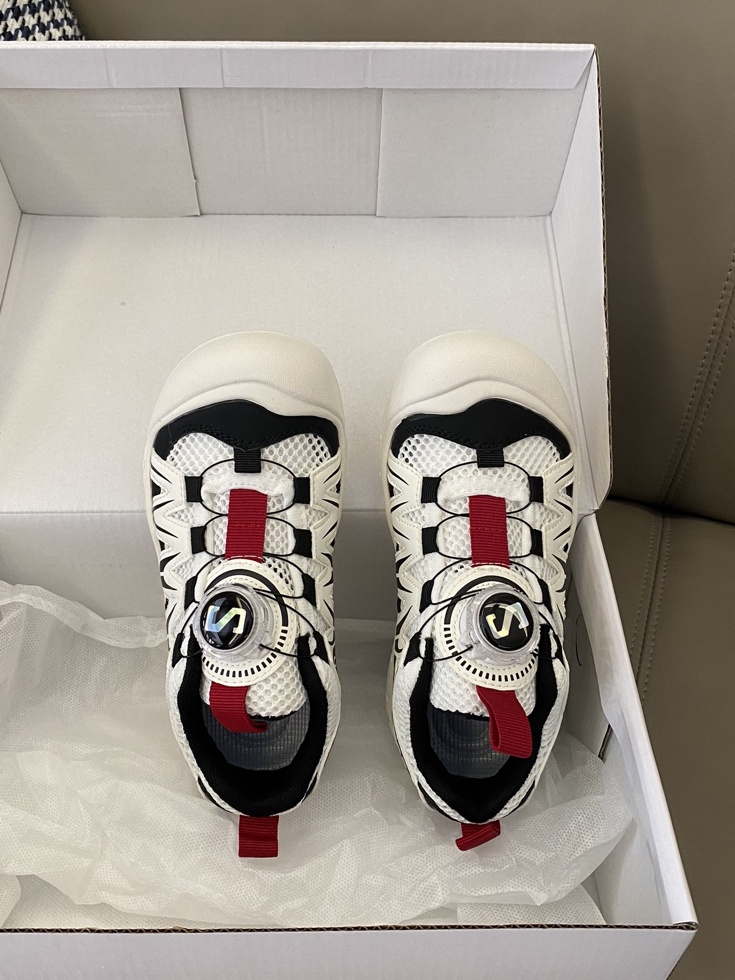 原图直出🌟 SALOMON 3D旋转纽扣运动鞋鞋面网眼设计，清爽透气💨旋转纽扣设计，方便宝贝穿脱✅全方位贴合包裹脚型，鞋跟部鞋底牵引设计，提供强大的抓地力性能🌟-选品中心