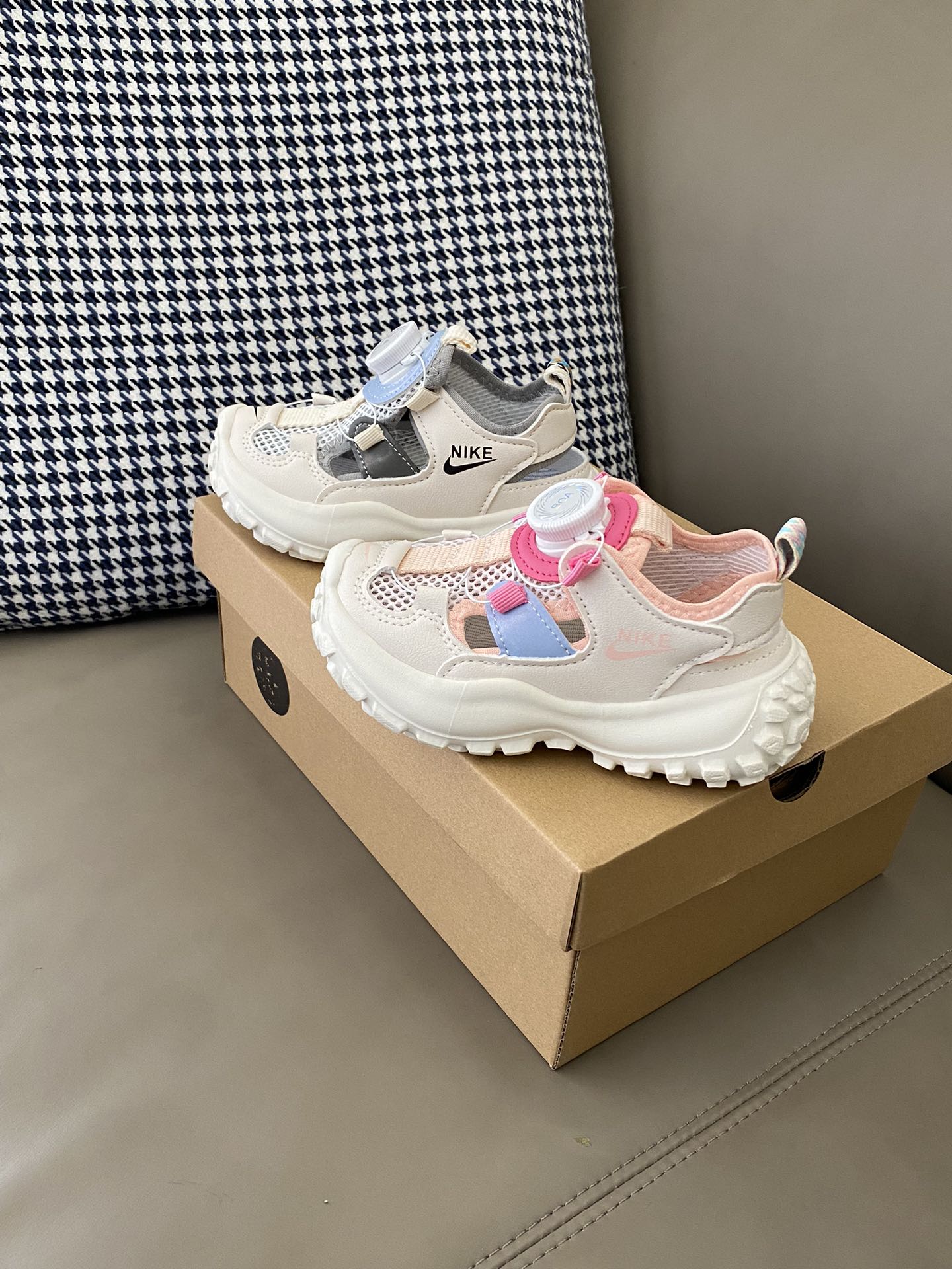 图片[3]-原图直出🌟 NK 包头网面旋转纽扣凉鞋真的盼了好久呀！旋转纽扣设计，🉑自由调节方便宝贝穿脱✔️超火的榴莲底防滑耐磨🤩上脚的感觉超轻便👻-选品中心