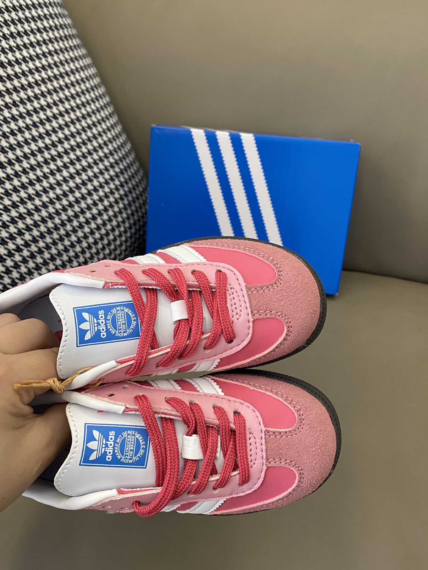 图片[7]-原图直出🌟 AD SAMBA OG系列的经典设计，采用优质皮革和麂皮材质制成🤩舒适耐穿，经典的撞色设计，时尚感十足👻厚底鞋底设计提供了良好的支撑和缓震效果，让宝贝的脚步👣更加轻松自如-选品中心