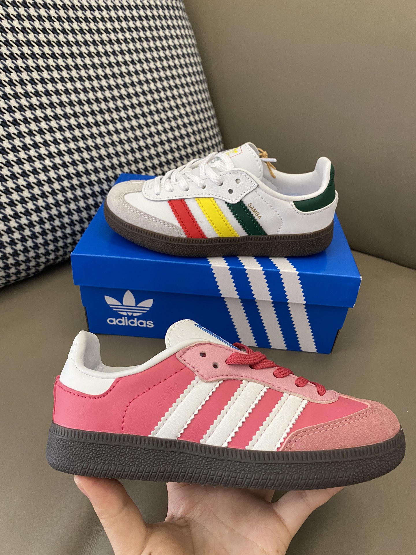 图片[2]-原图直出🌟 AD SAMBA OG系列的经典设计，采用优质皮革和麂皮材质制成🤩舒适耐穿，经典的撞色设计，时尚感十足👻厚底鞋底设计提供了良好的支撑和缓震效果，让宝贝的脚步👣更加轻松自如-选品中心