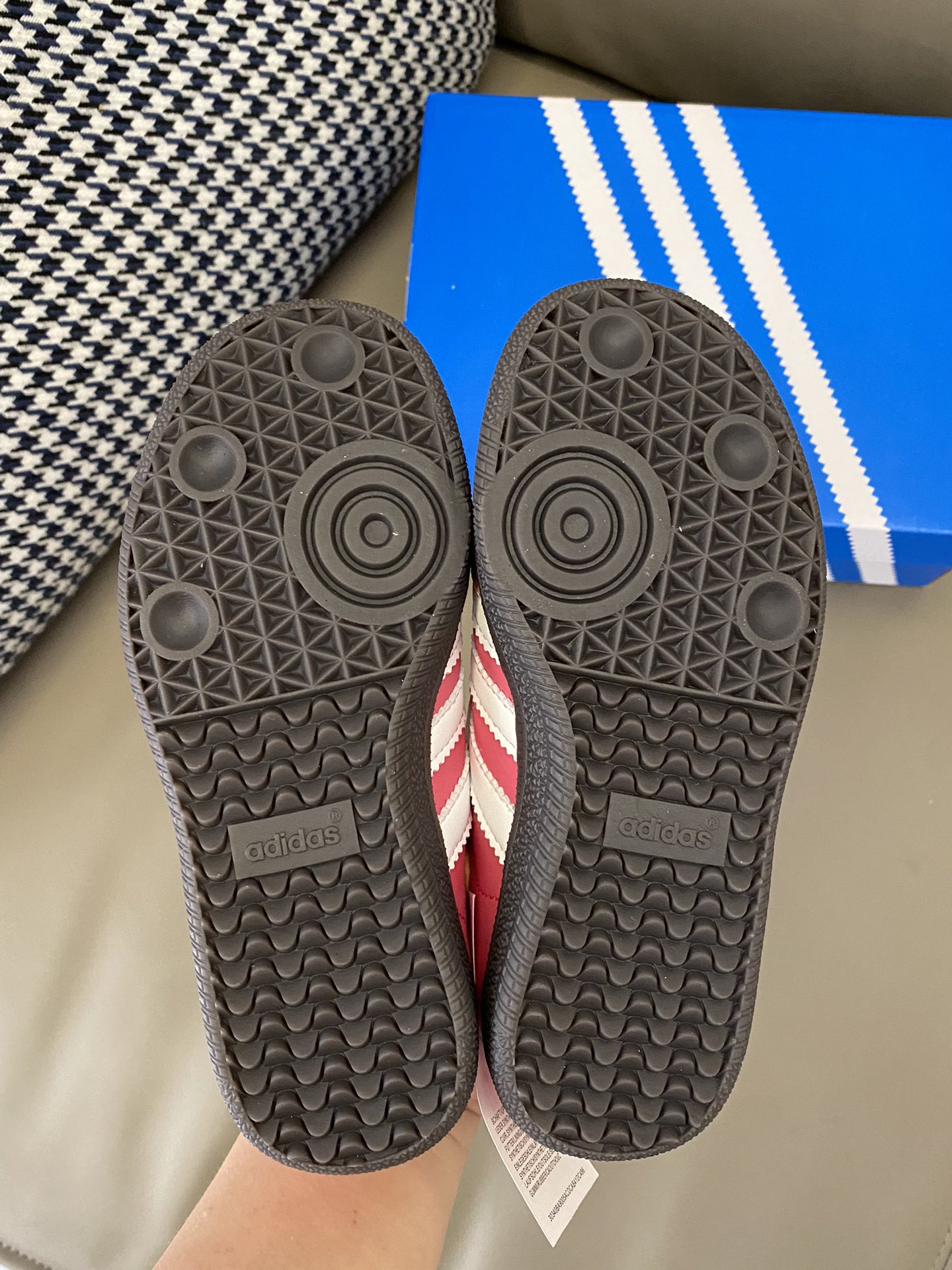 图片[9]-原图直出🌟 AD SAMBA OG系列的经典设计，采用优质皮革和麂皮材质制成🤩舒适耐穿，经典的撞色设计，时尚感十足👻厚底鞋底设计提供了良好的支撑和缓震效果，让宝贝的脚步👣更加轻松自如-选品中心