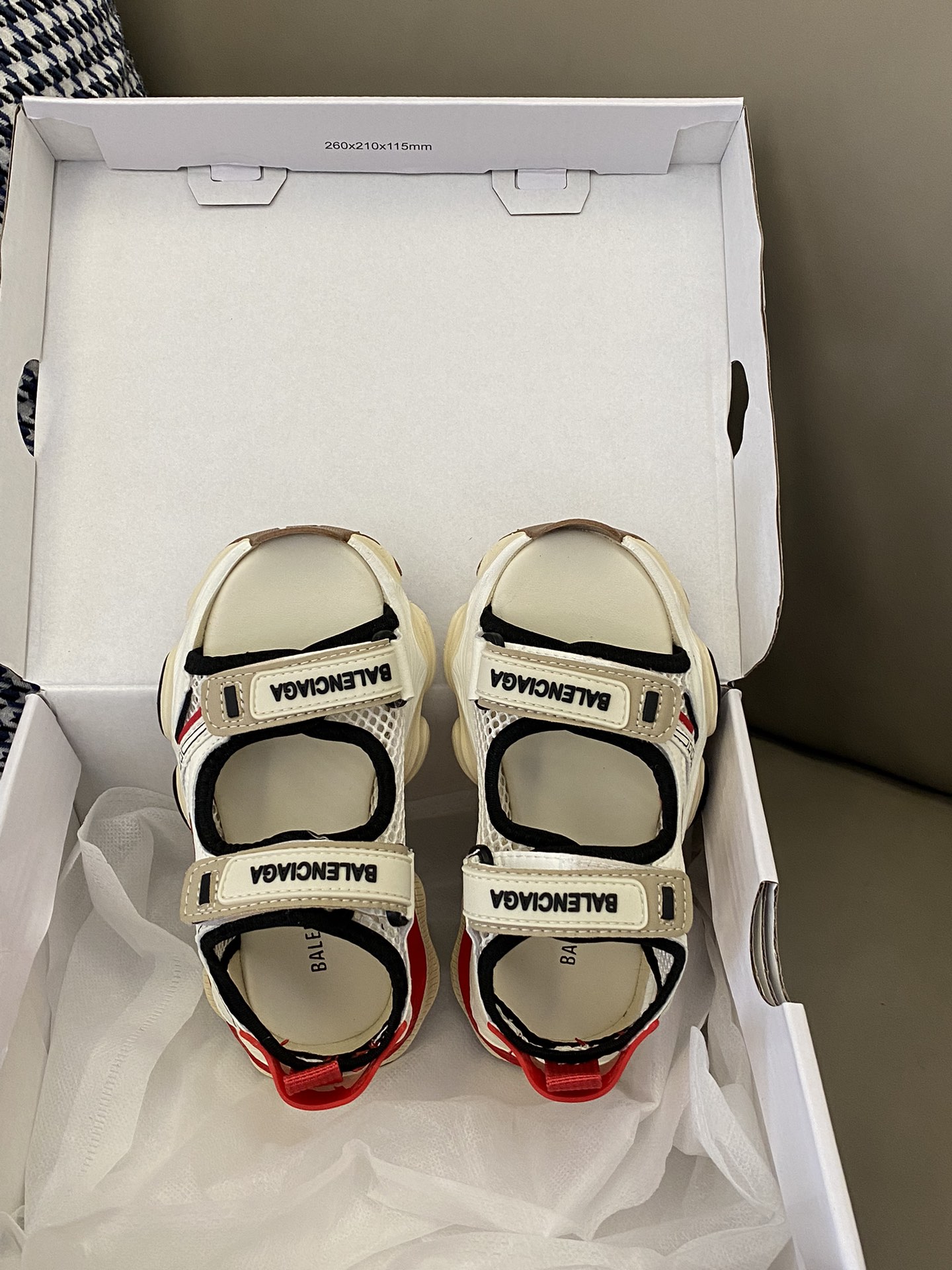 原图直出🌟 深受宝贝喜欢的一款凉鞋🤩🤩🤩 采用简单便捷，易拉易穿的魔术贴设计，微翘鞋头防撞踢，保护宝贝脚趾😘真皮+网眼鞋面，舒服透气💨-选品中心