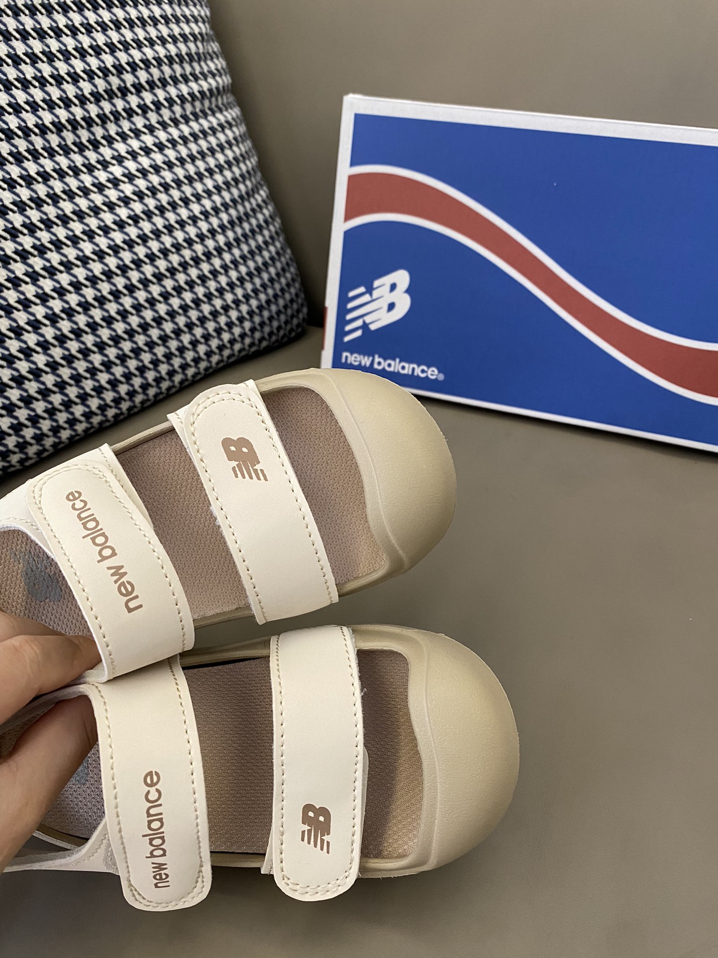 “Magic Design: Comfy NB-Covered Sandal Sandals for Stylish Look” - 图片 7