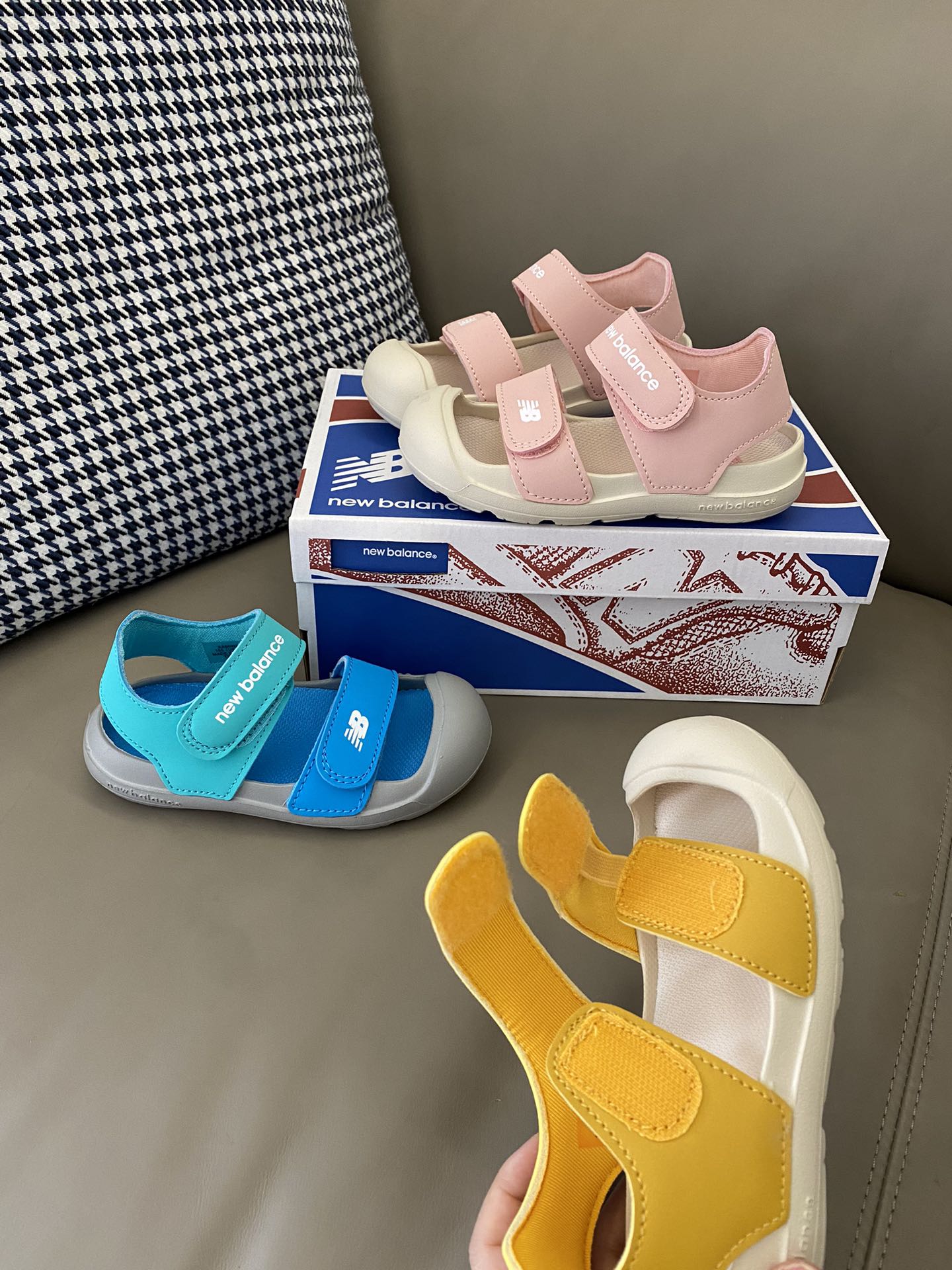 “Magic Design: Comfy NB-Covered Sandal Sandals for Stylish Look” - 图片 3