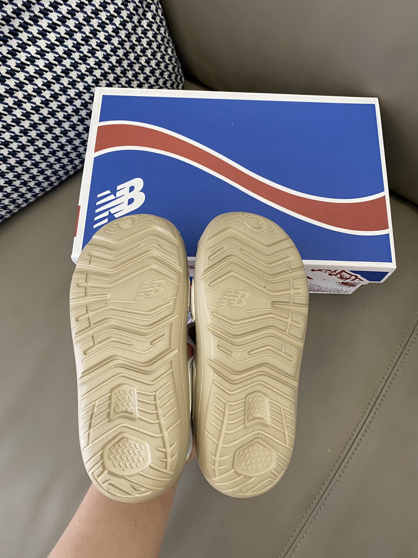 “Magic Design: Comfy NB-Covered Sandal Sandals for Stylish Look” - 图片 9