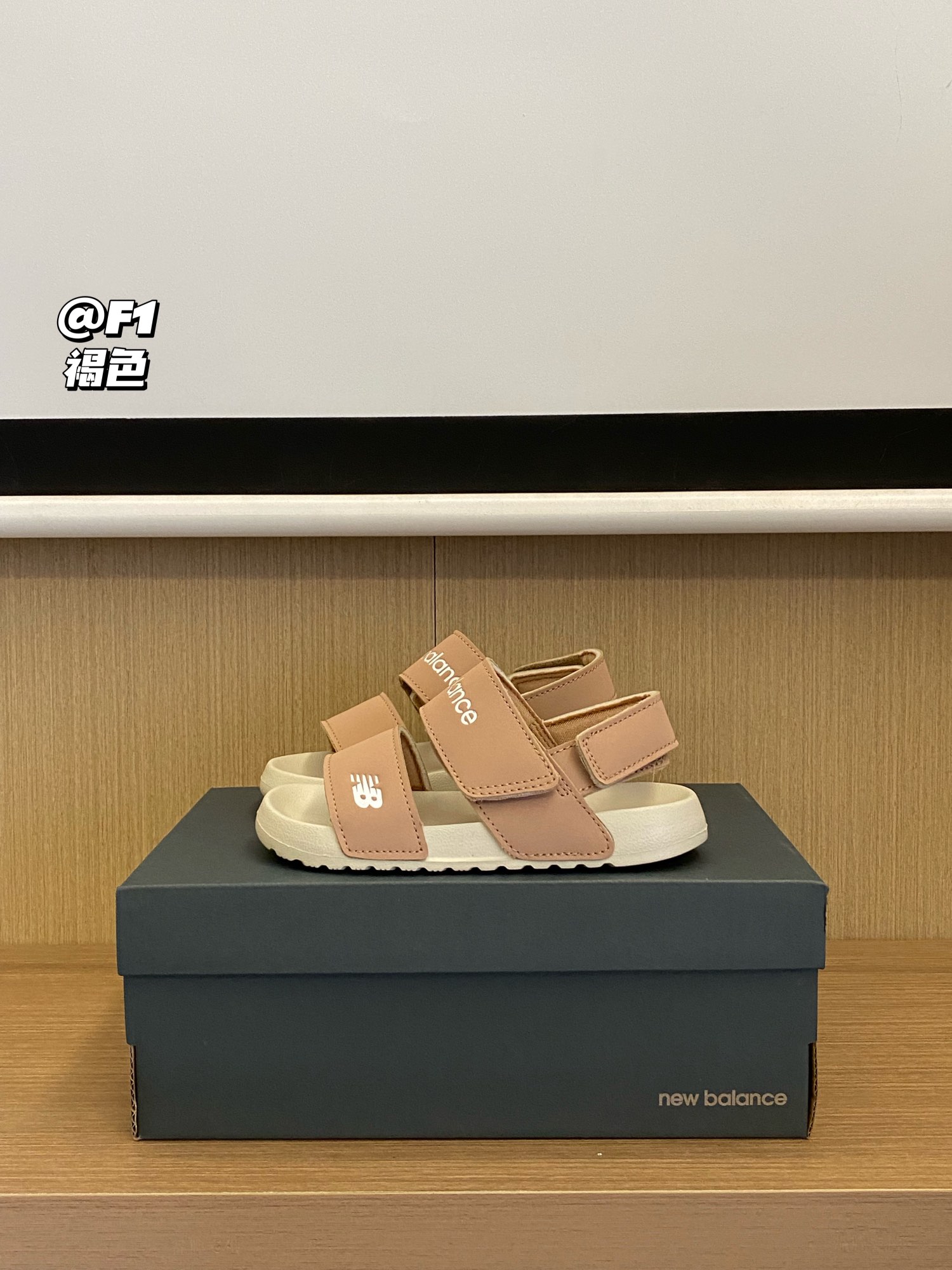 图片[5]-活动尺码：22-35 心心念念的速干凉鞋来咯😍😍😍 NB 露趾魔术贴沙滩凉鞋，穿着轻盈0️⃣负担✌🏻内里亲肤材质，柔软舒适，不易磨脚🤩配色更新增加潮流时尚的金属炫彩分，简约好搭配的美拉德色系😍-选品中心