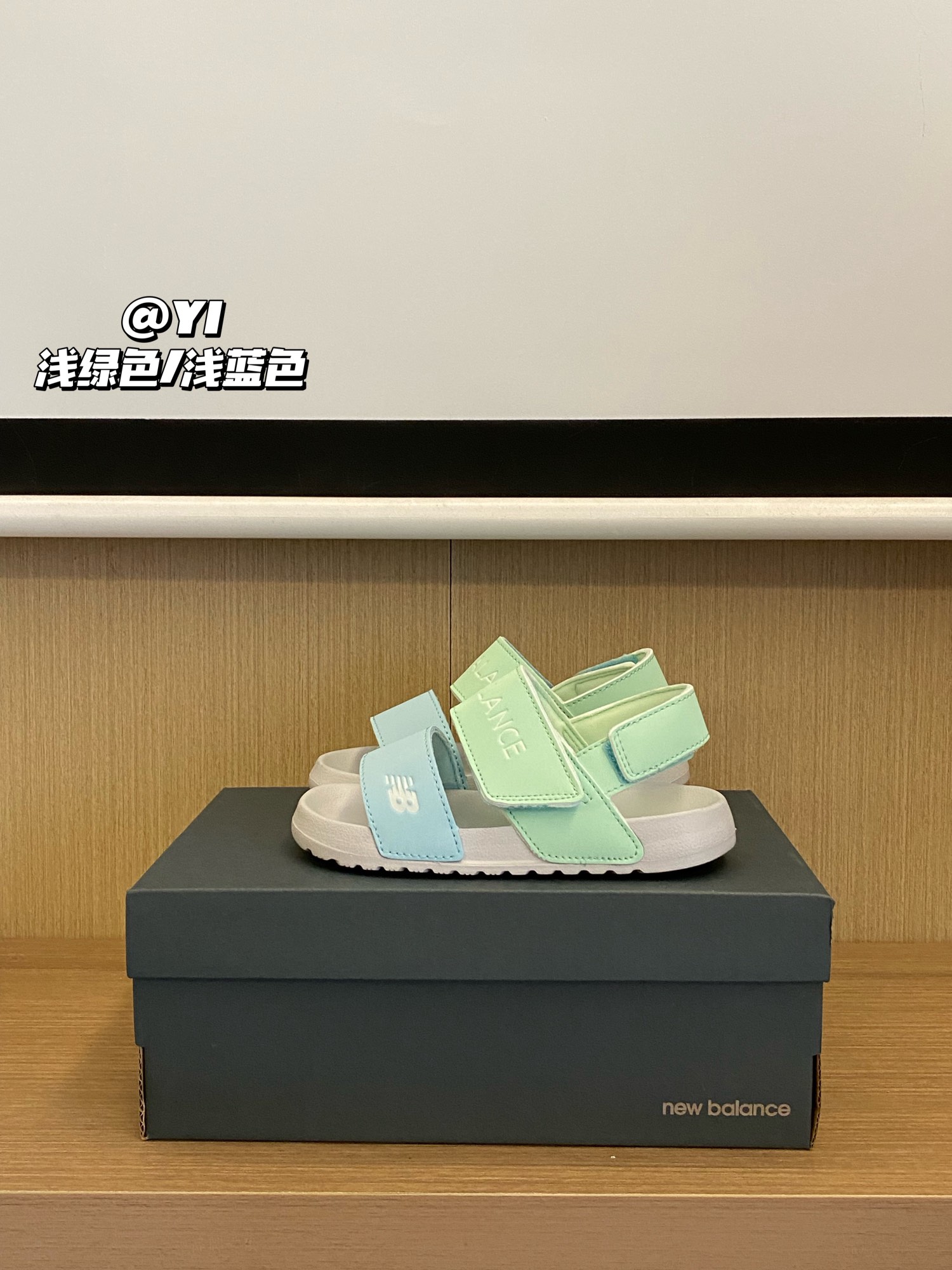 图片[9]-活动尺码：22-35 心心念念的速干凉鞋来咯😍😍😍 NB 露趾魔术贴沙滩凉鞋，穿着轻盈0️⃣负担✌🏻内里亲肤材质，柔软舒适，不易磨脚🤩配色更新增加潮流时尚的金属炫彩分，简约好搭配的美拉德色系😍-选品中心