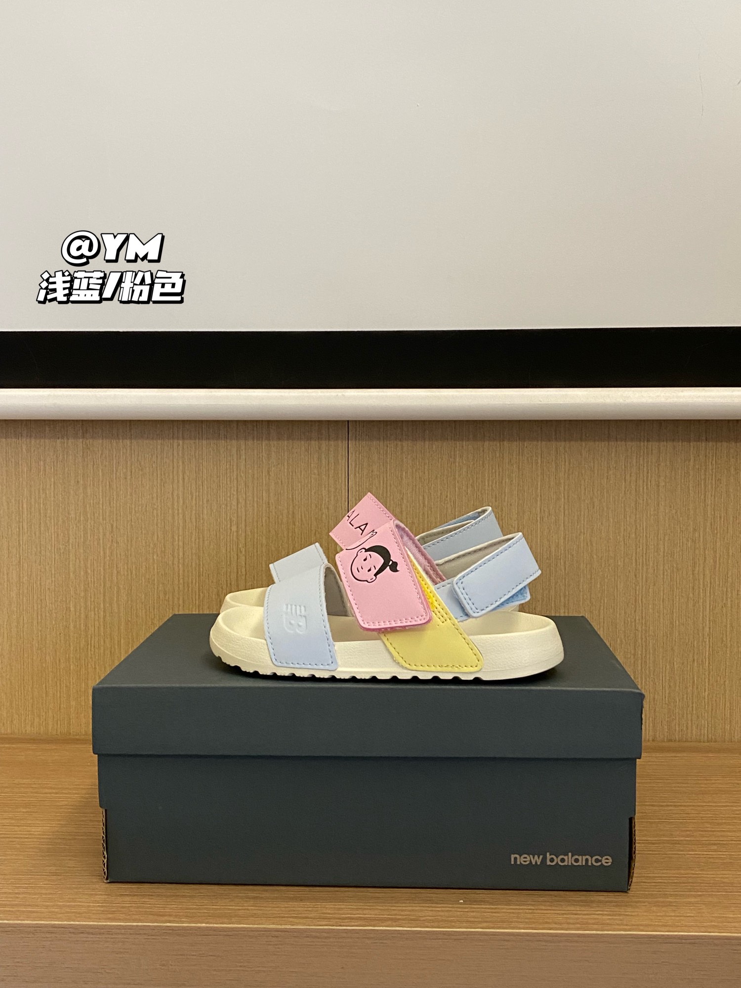 图片[4]-活动尺码：22-35 心心念念的速干凉鞋来咯😍😍😍 NB 露趾魔术贴沙滩凉鞋，穿着轻盈0️⃣负担✌🏻内里亲肤材质，柔软舒适，不易磨脚🤩配色更新增加潮流时尚的金属炫彩分，简约好搭配的美拉德色系😍-选品中心